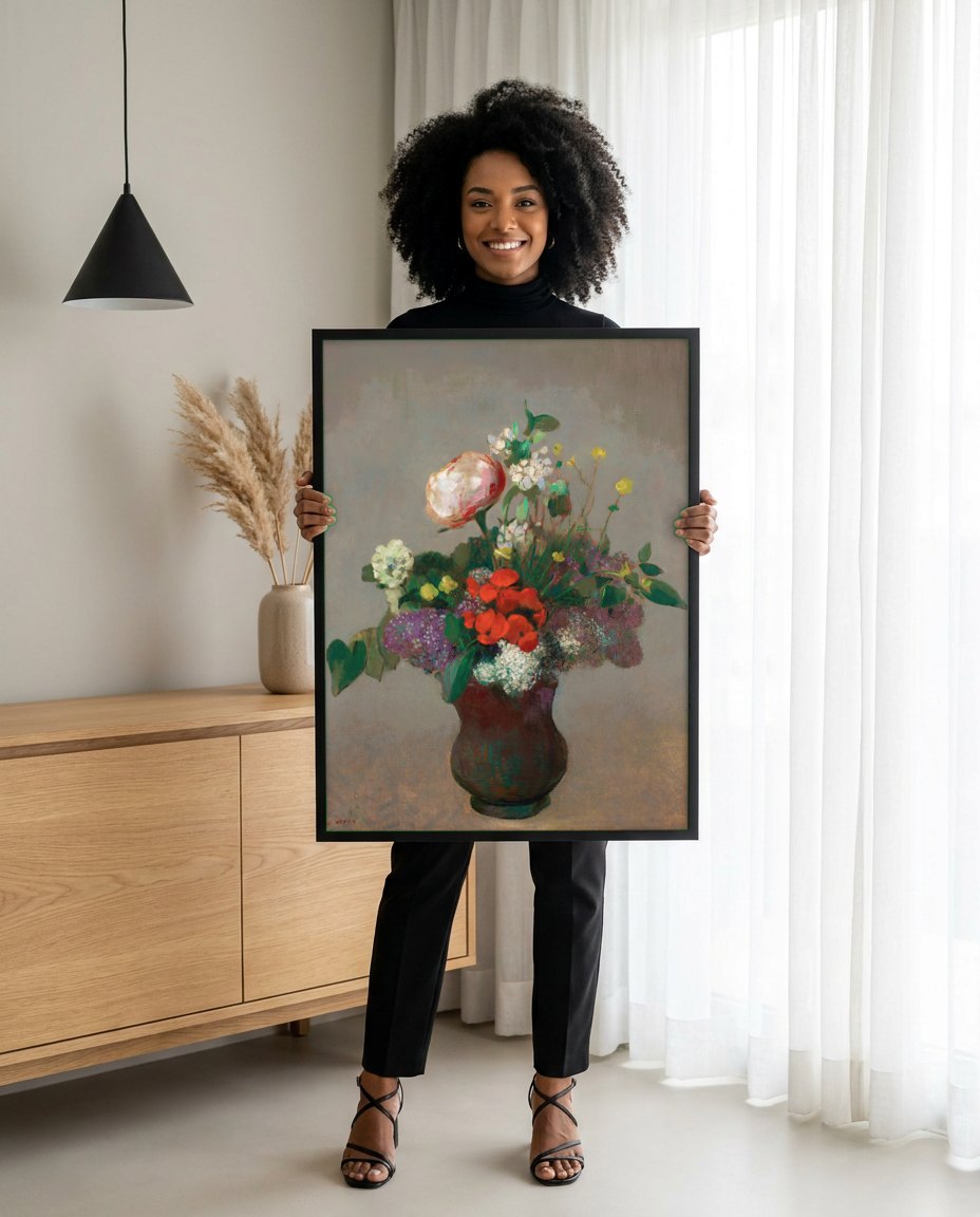 Quadro Decorativo Vaso de Flores - Odilon Redon | modelo apresentando o quadro emoldurado