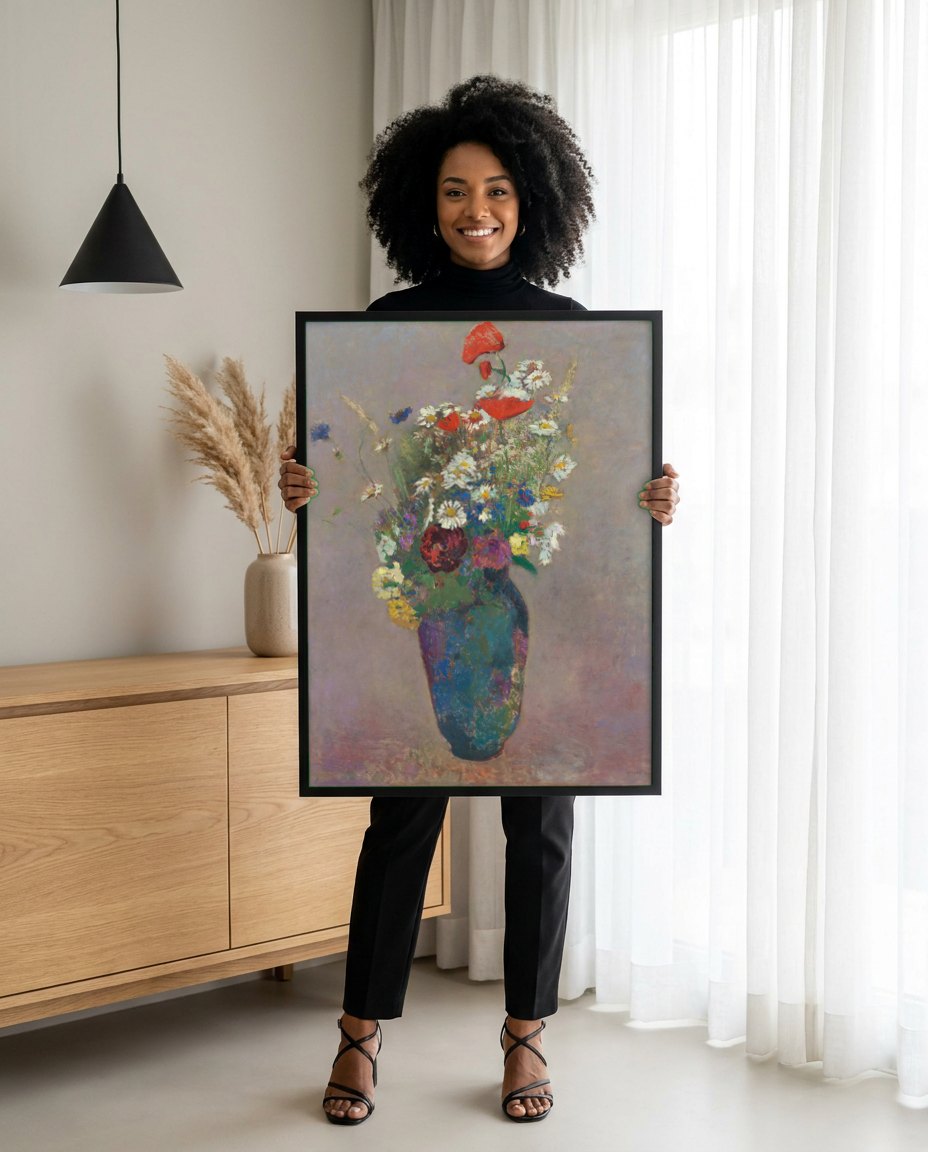 Quadro Decorativo 'Vaso de Flores' - Odilon Redon | modelo apresentando o quadro emoldurado