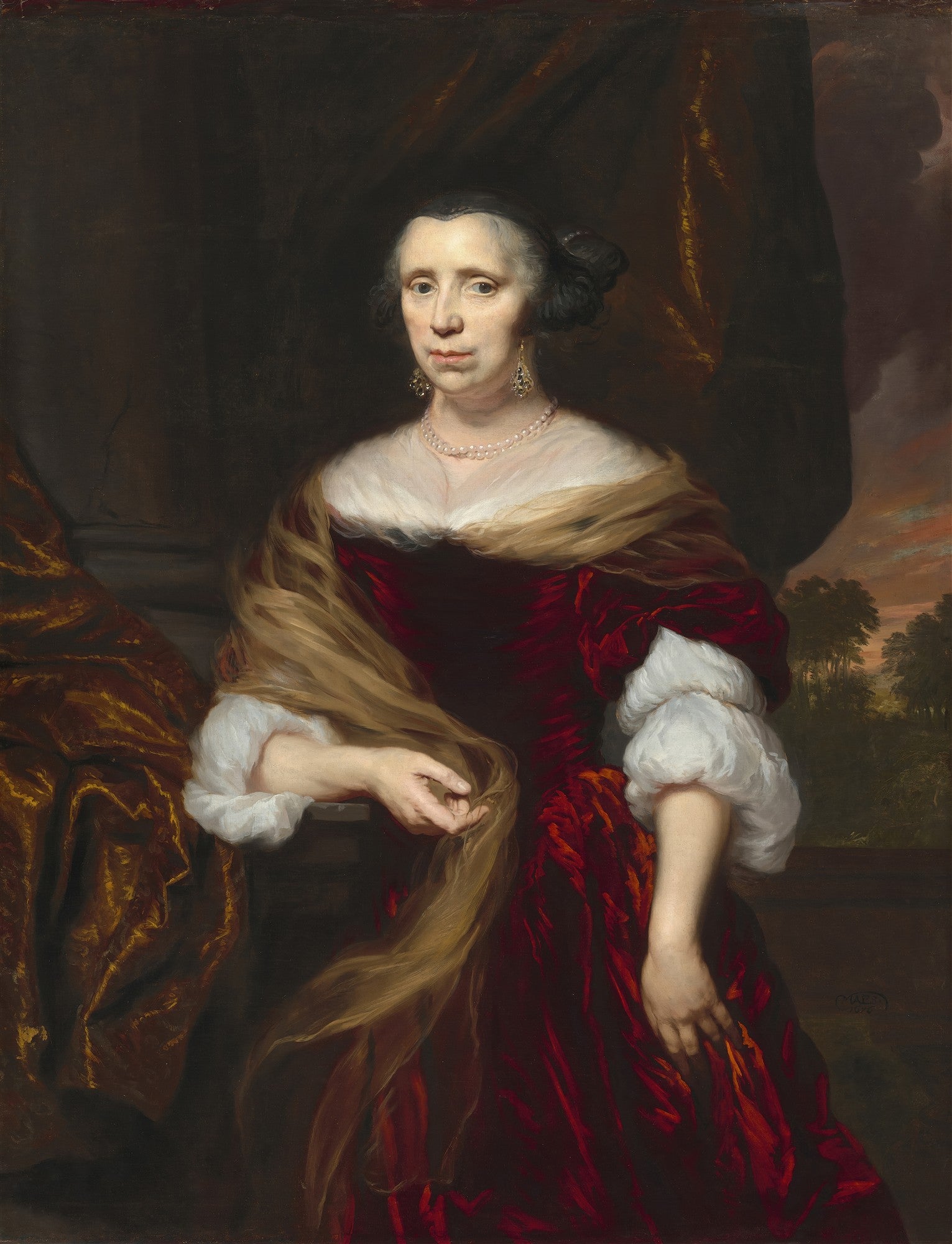 Retrato de mulher do século XVII, atribuído a Nicolaes Maes, vestindo um vestido vermelho escuro com detalhes em dourado e uma gola branca, com um colar de pérolas e brincos. Ela tem cabelos escuros presos e um olhar sereno. O fundo é escuro com uma paisagem sutil ao fundo.