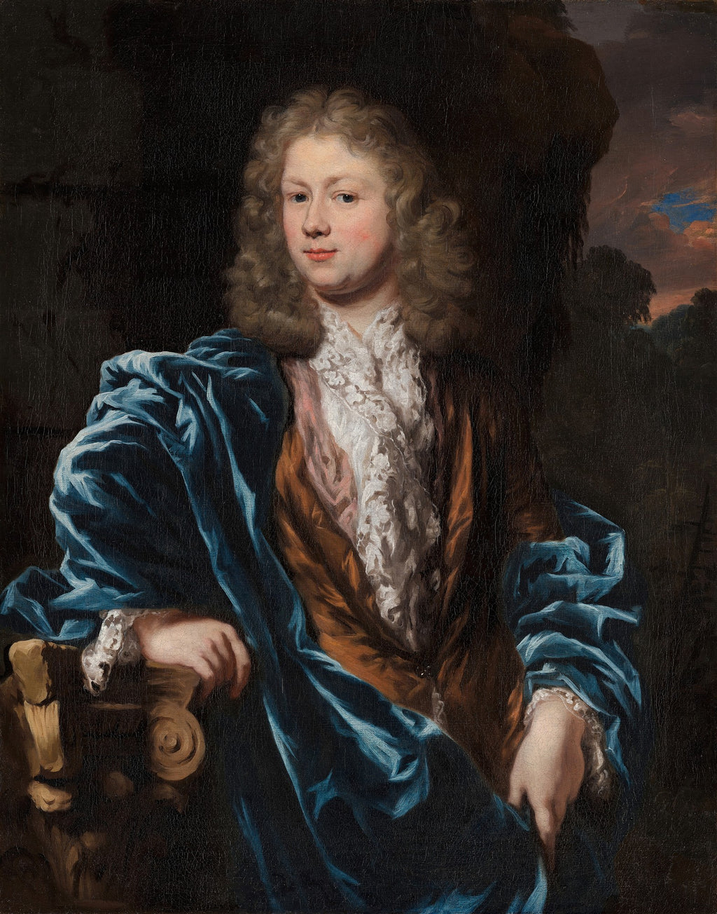 Retrato de um jovem cavalheiro do século XVII, com cabelos longos e cacheados, vestindo um casaco marrom e uma capa azul drapeada sobre o ombro, contra um fundo escuro com uma paisagem sutil ao fundo. Atribuído a Nicolaes Maes.