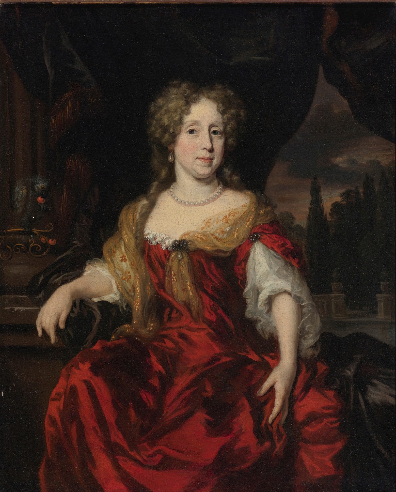 Quadro decorativo com retrato de uma dama do século XVII, vestindo um suntuoso vestido vermelho e um colar de pérolas, atribuído a Nicolaes Maes. Fundo escuro com cortinas e paisagem.