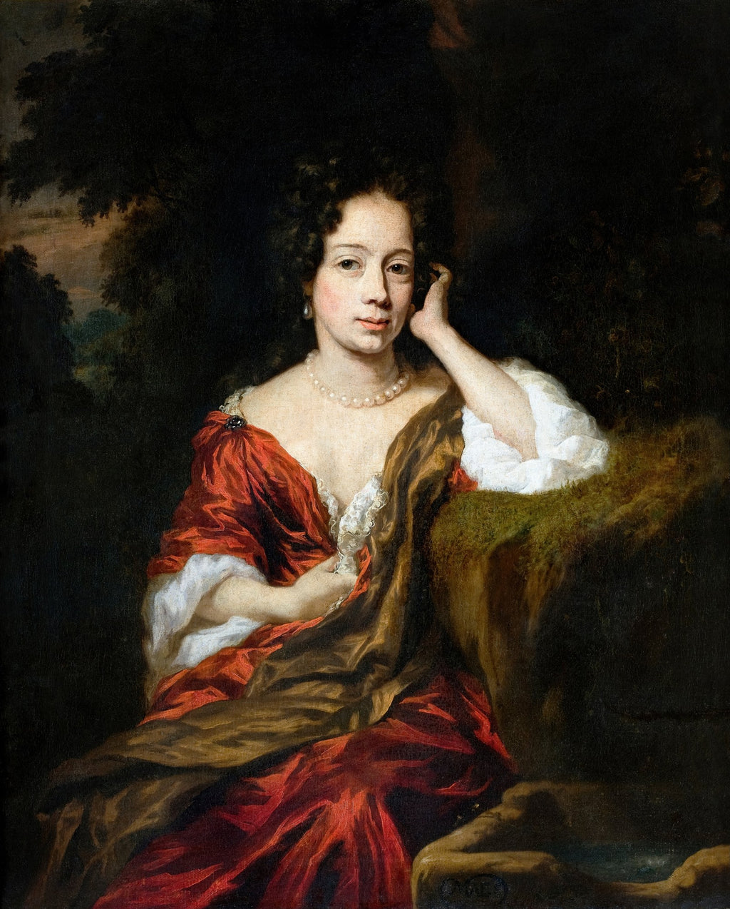 Retrato de uma mulher jovem de cabelos escuros e cacheados, vestindo um vestido vermelho e marrom com detalhes brancos, colar de pérolas, em um fundo escuro de folhagem. Ela está com um braço apoiado em uma superfície musgosa.