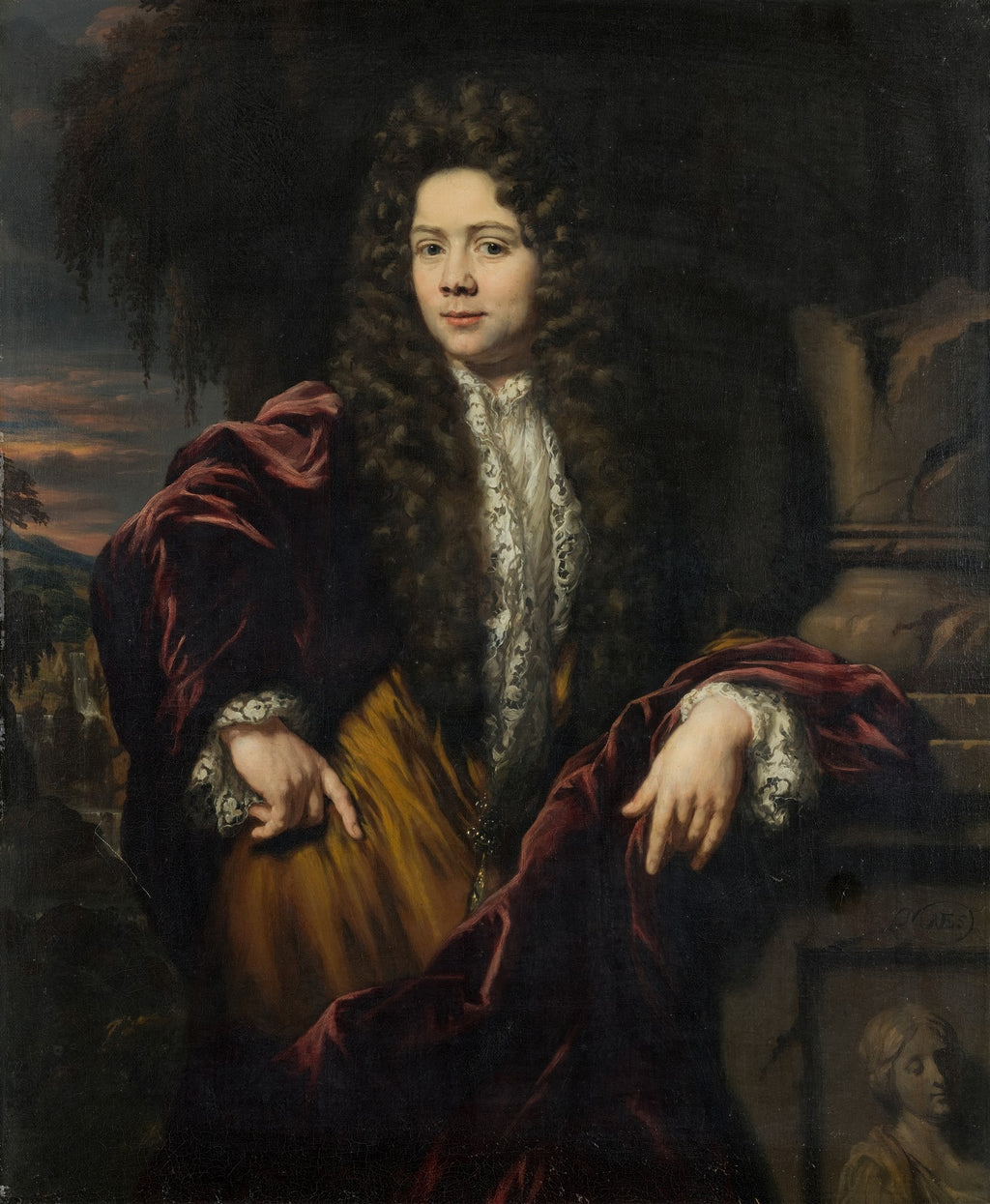 Retrato de um jovem cavalheiro com peruca encaracolada e vestes luxuosas em tons de vermelho e dourado, ao estilo do século XVII, atribuído a Nicolaes Maes.