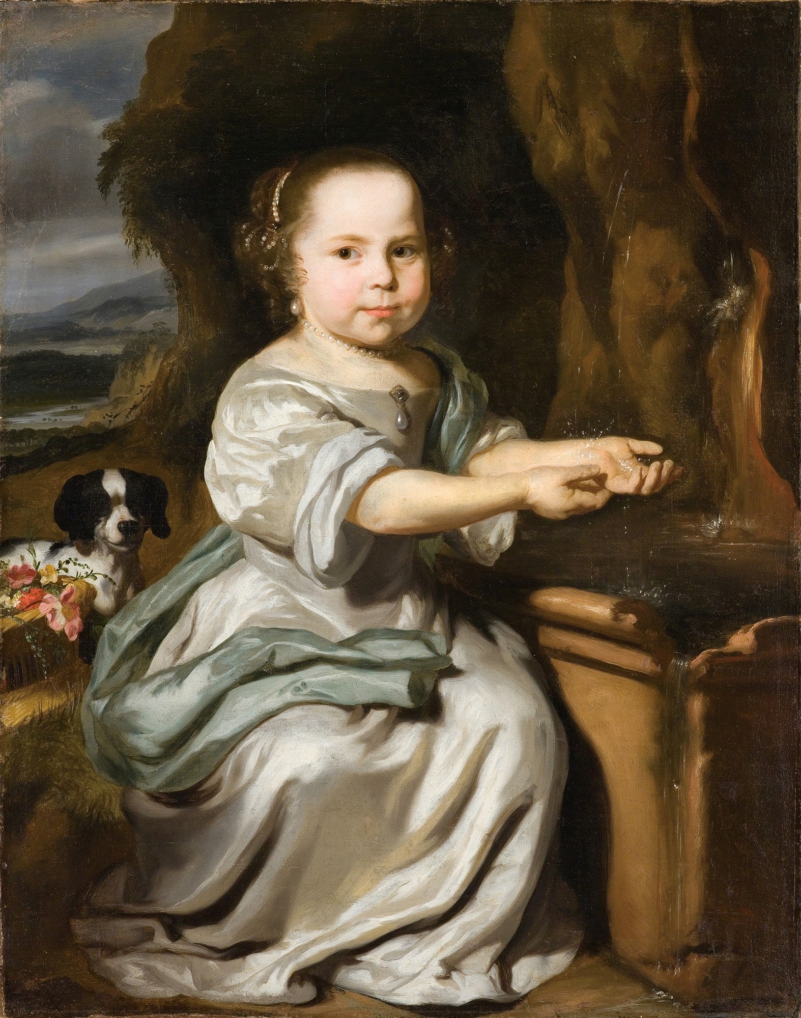 Quadro decorativo de Nicolaes Maes, 'Uma Criança na Fonte', retratando uma menina de vestido branco e pérolas, brincando com água em uma fonte, com um cachorro pequeno ao fundo.