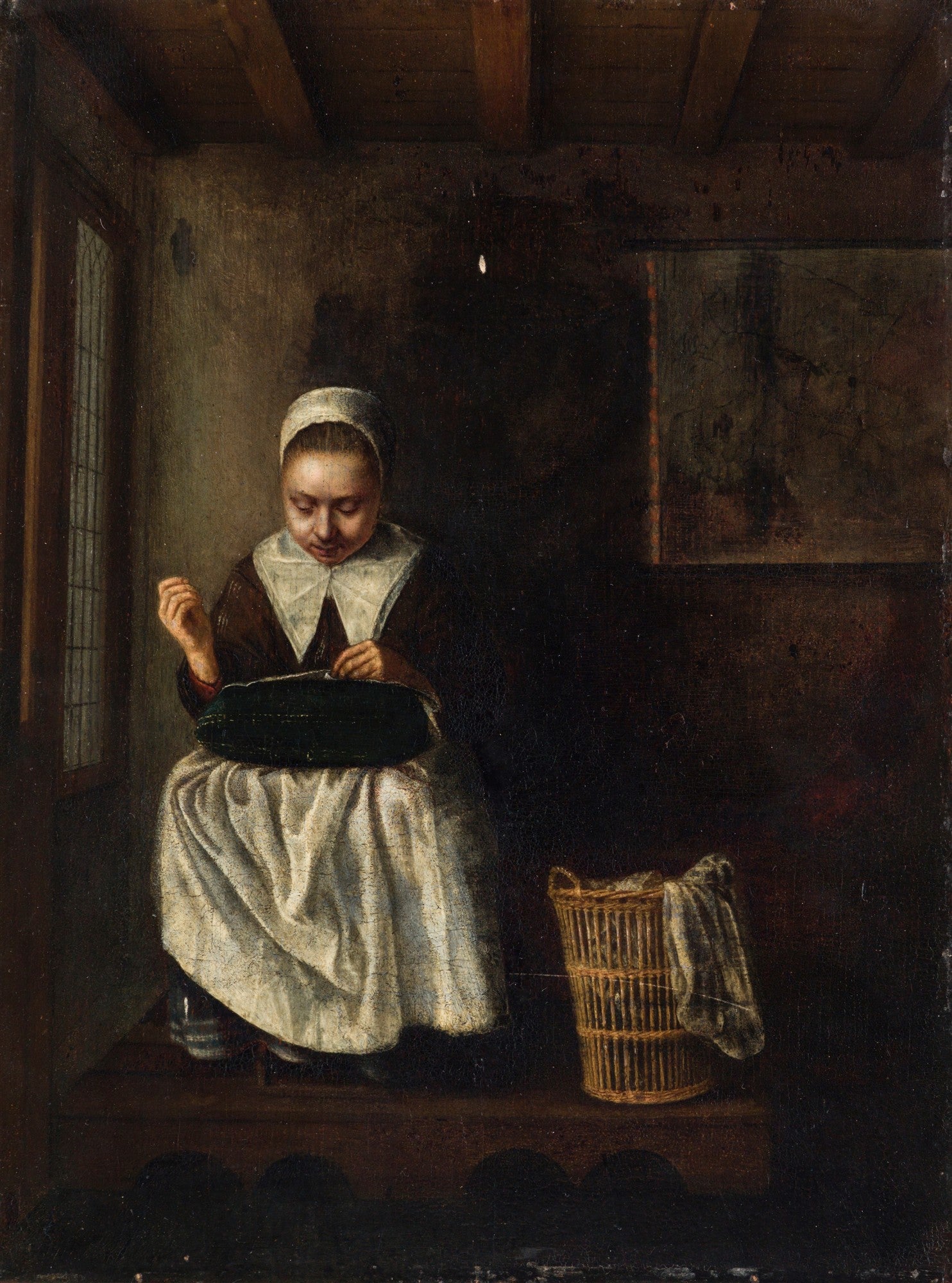 Quadro a óleo de Nicolaes Maes, A Costureira, mostrando uma mulher sentada costurando em um interior holandês escuro, iluminada por uma janela lateral. Ela usa um vestido marrom e um lenço branco na cabeça, com um cesto de roupa ao lado.