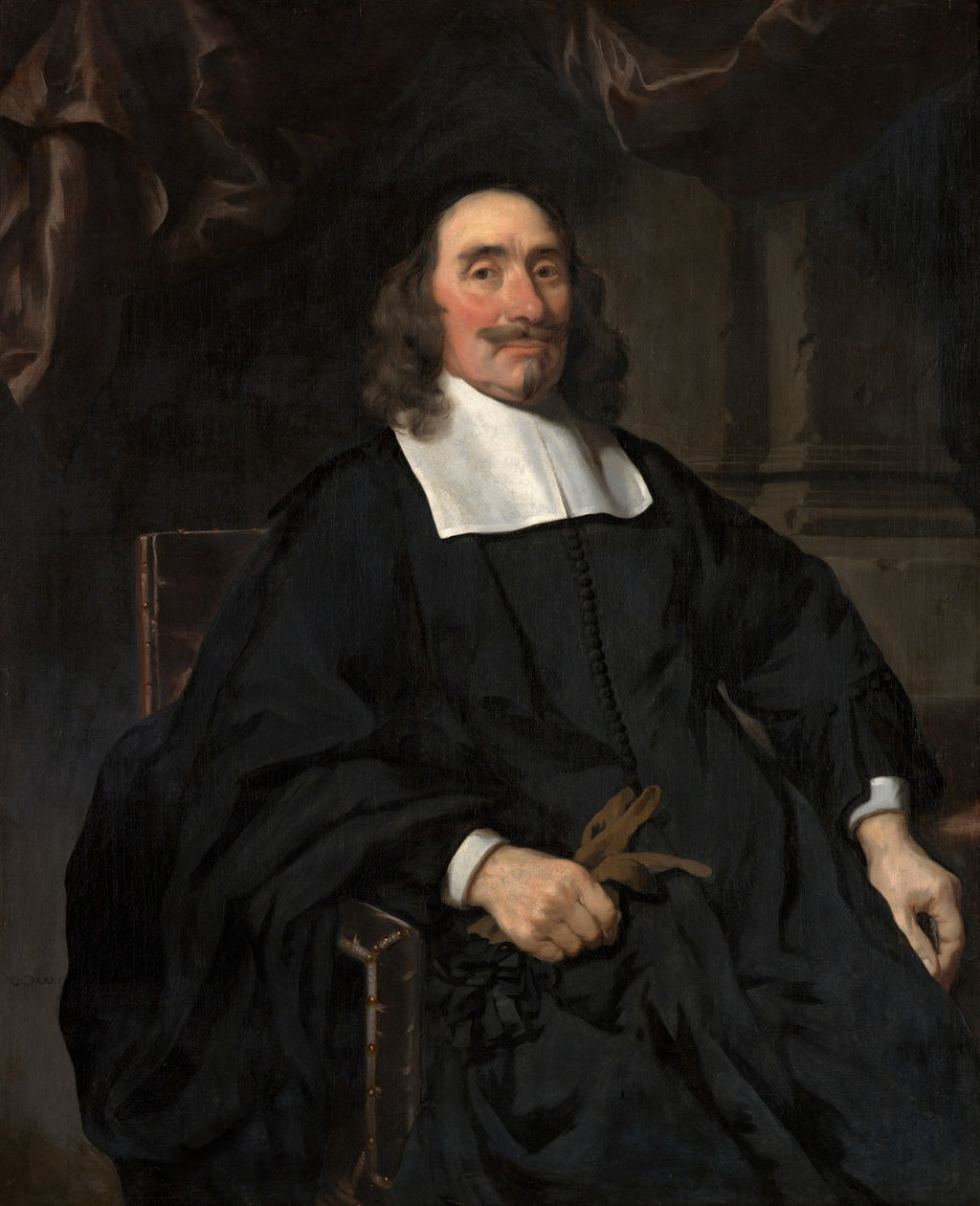 Retrato de um homem com bigode e cavanhaque, vestindo roupas escuras e gola branca, sentado em uma cadeira, com luvas marrons nas mãos. Obra de Nicolaes Maes.