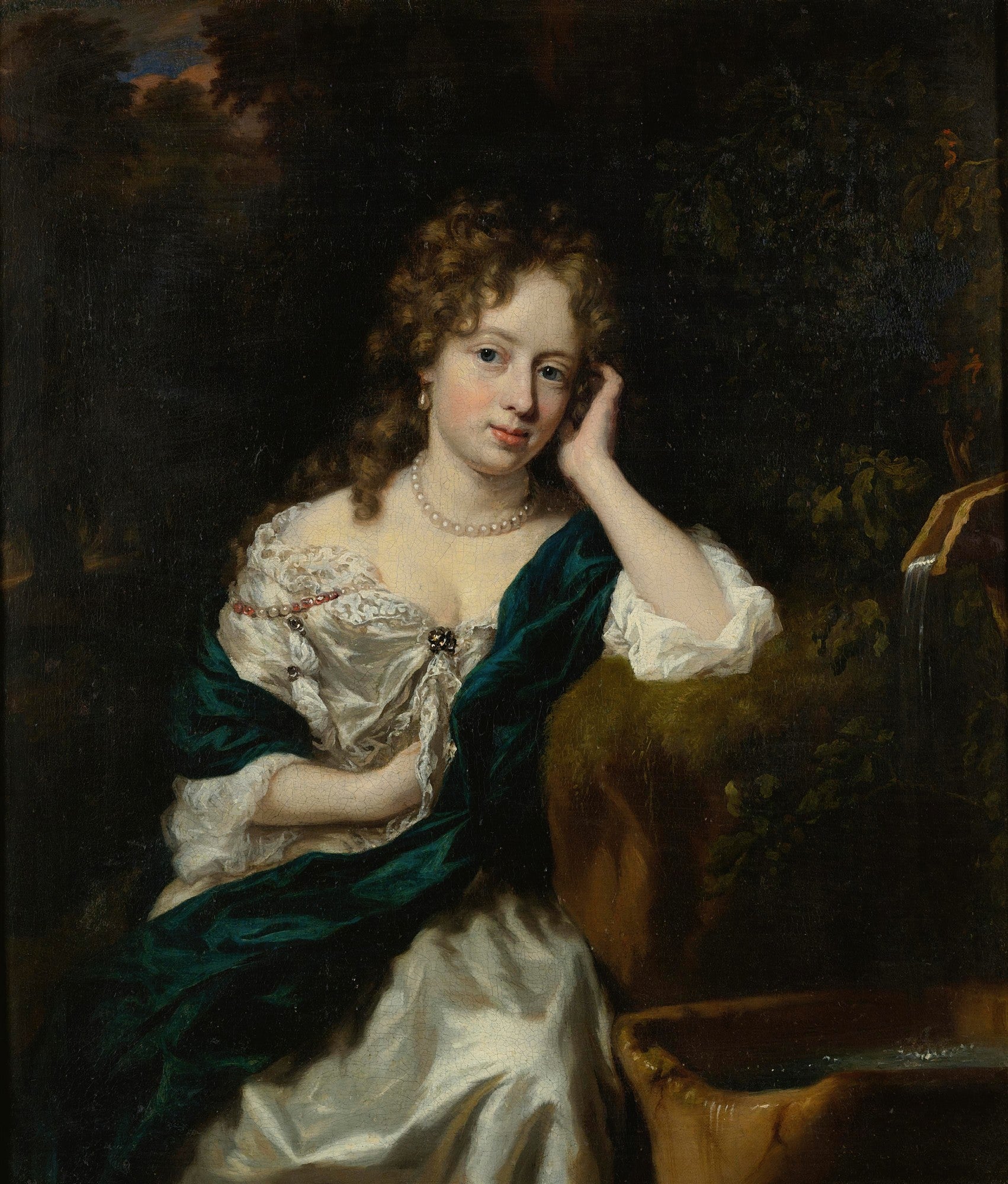 Retrato de uma jovem mulher com cabelos cacheados castanhos, vestindo um vestido branco de seda com babados de renda e um manto verde esmeralda. Ela usa um colar de pérolas e brincos, e está apoiada com o braço em uma borda, com um olhar sereno. Ao fundo, há folhagem escura e uma fonte de água.