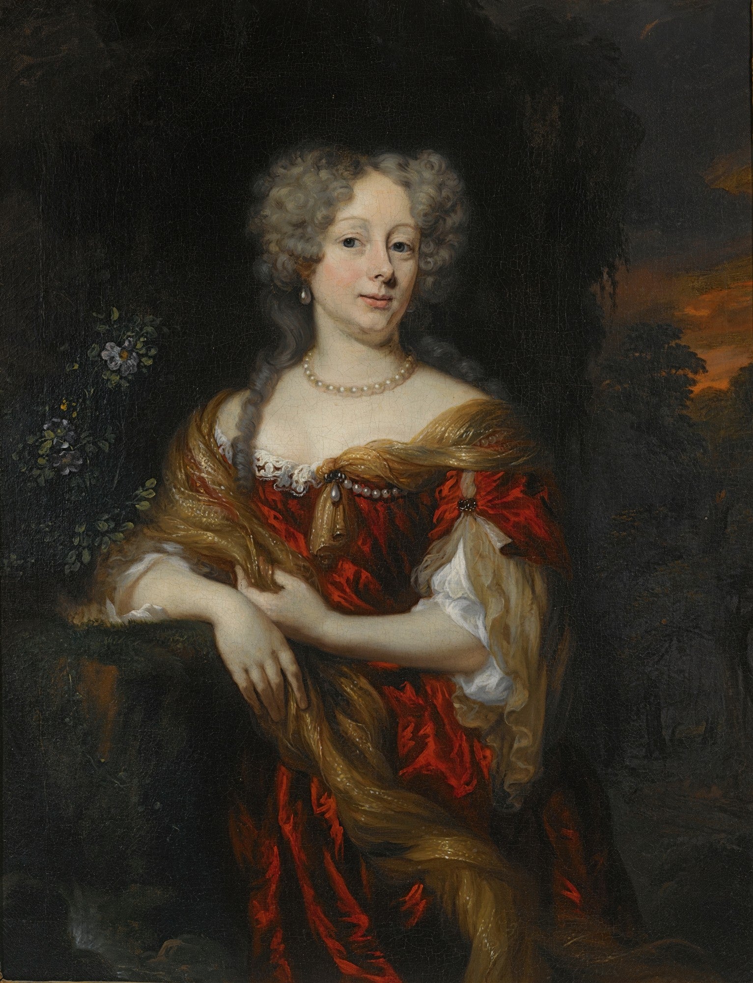 Retrato de uma dama com vestido vermelho e xale dourado, atribuído a Nicolaes Maes, com fundo escuro e detalhes de folhagens e paisagem ao entardecer.