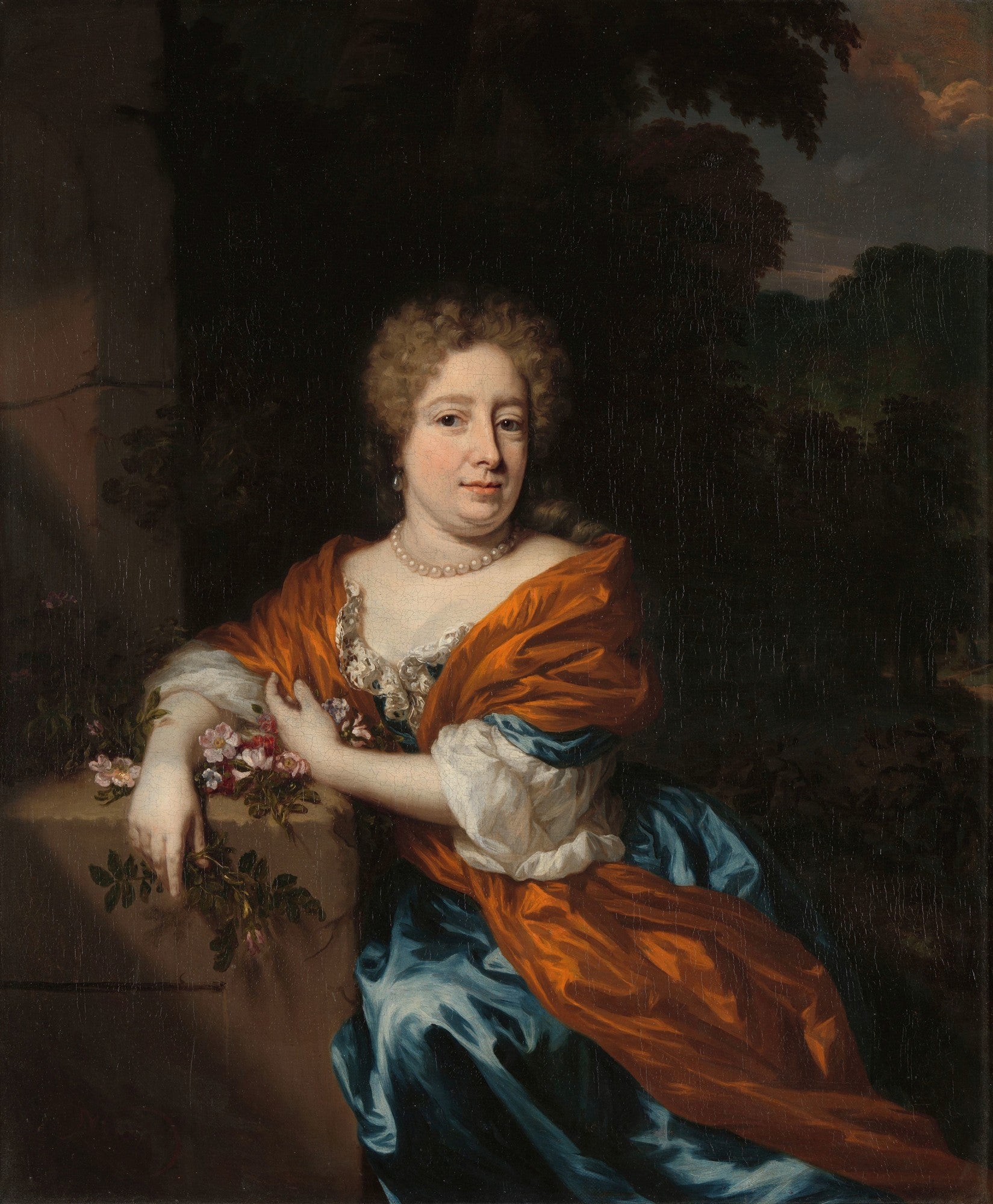 Retrato de uma dama com cabelo cacheado, colar de pérolas, vestindo um robe laranja e azul, com rosas em primeiro plano, atribuído a Nicolaes Maes.