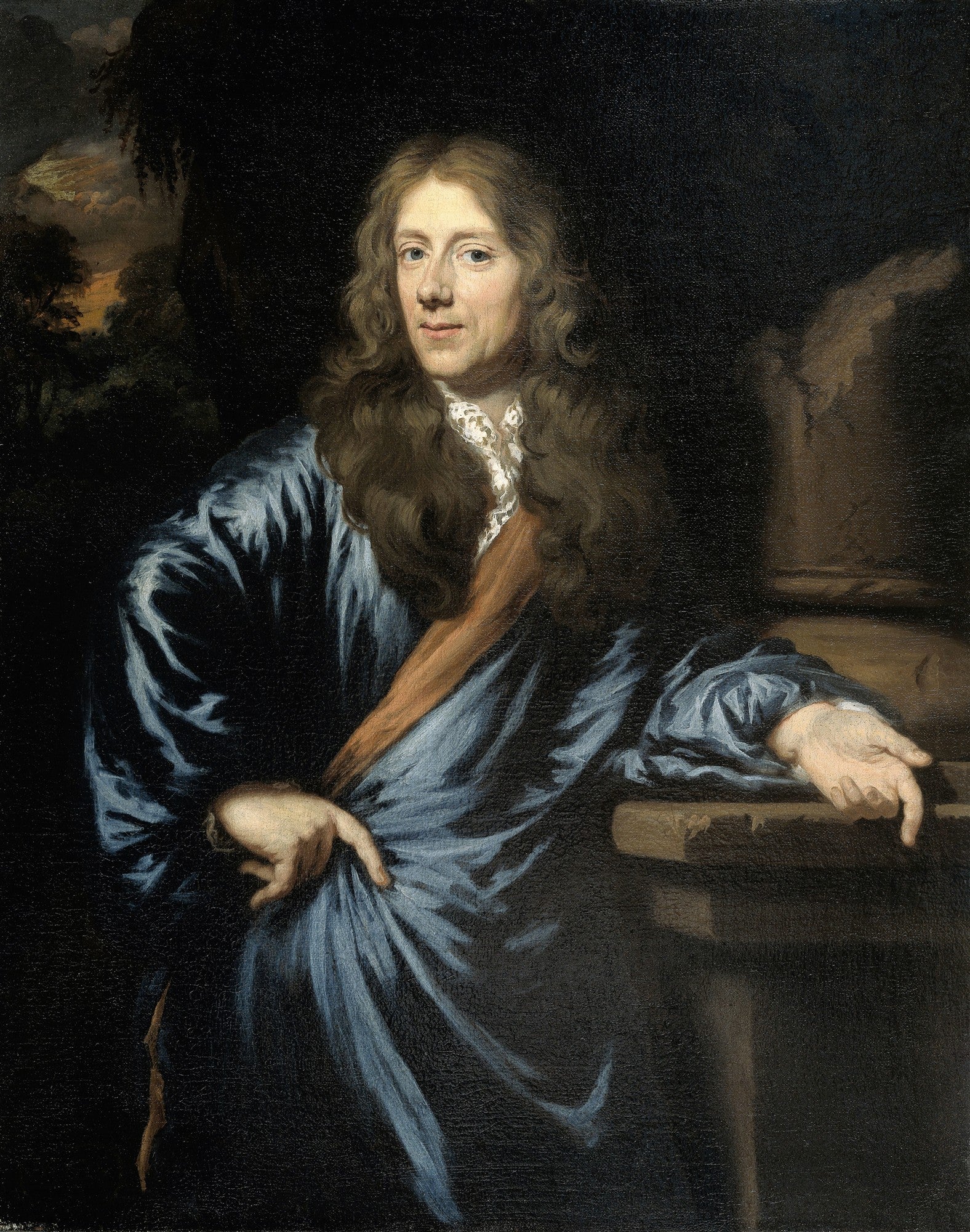Retrato de um cavalheiro com cabelos longos e castanhos, vestindo um manto azul-acinzentado sobre uma camisa branca com renda, apoiado em um pedestal. Atribuído a Nicolaes Maes.