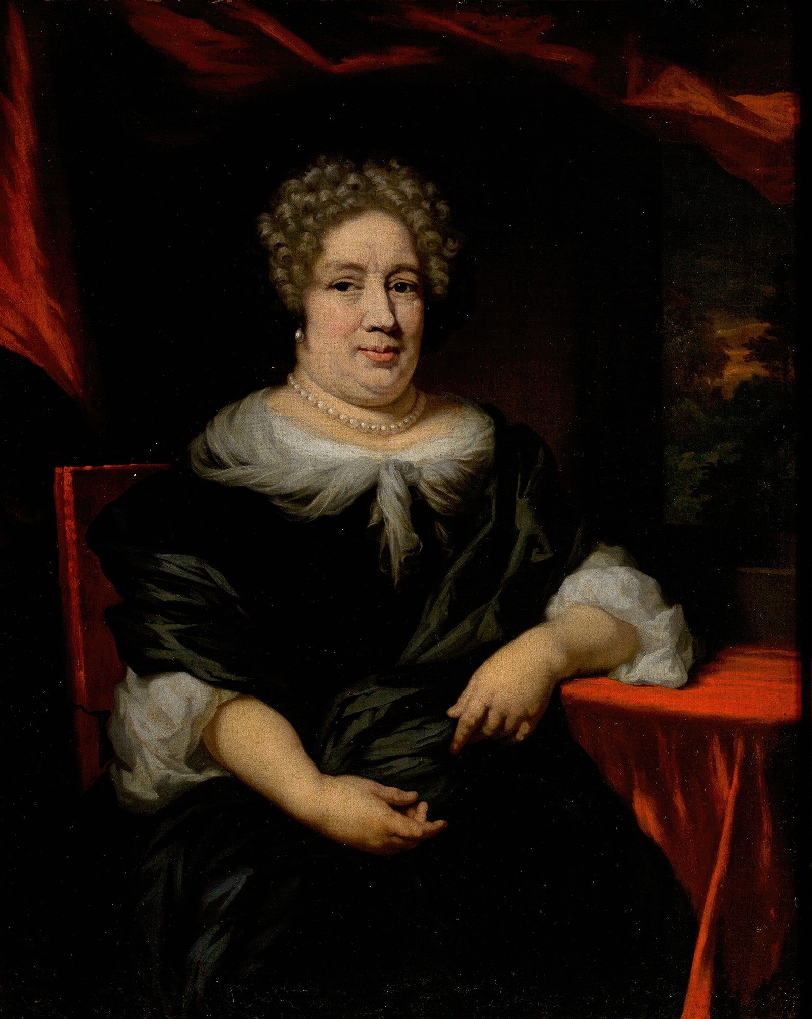 Retrato de uma mulher de meia-idade com cabelo encaracolado, colar de pérolas e vestido escuro com gola branca, sentada em uma cadeira vermelha com fundo escuro e cortina vermelha, atribuído a Nicolaes Maes.