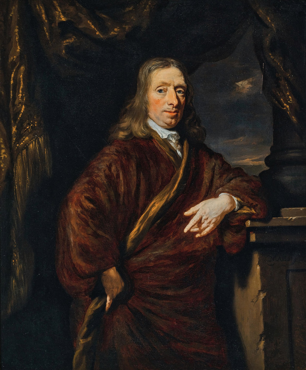 Retrato de um homem de meia-idade, com cabelos longos e castanhos, vestindo um robe vermelho-escuro e uma camisa branca. Ele está apoiado em um pedestal, com um fundo escuro e cortinas douradas. A expressão facial é serena e pensativa.