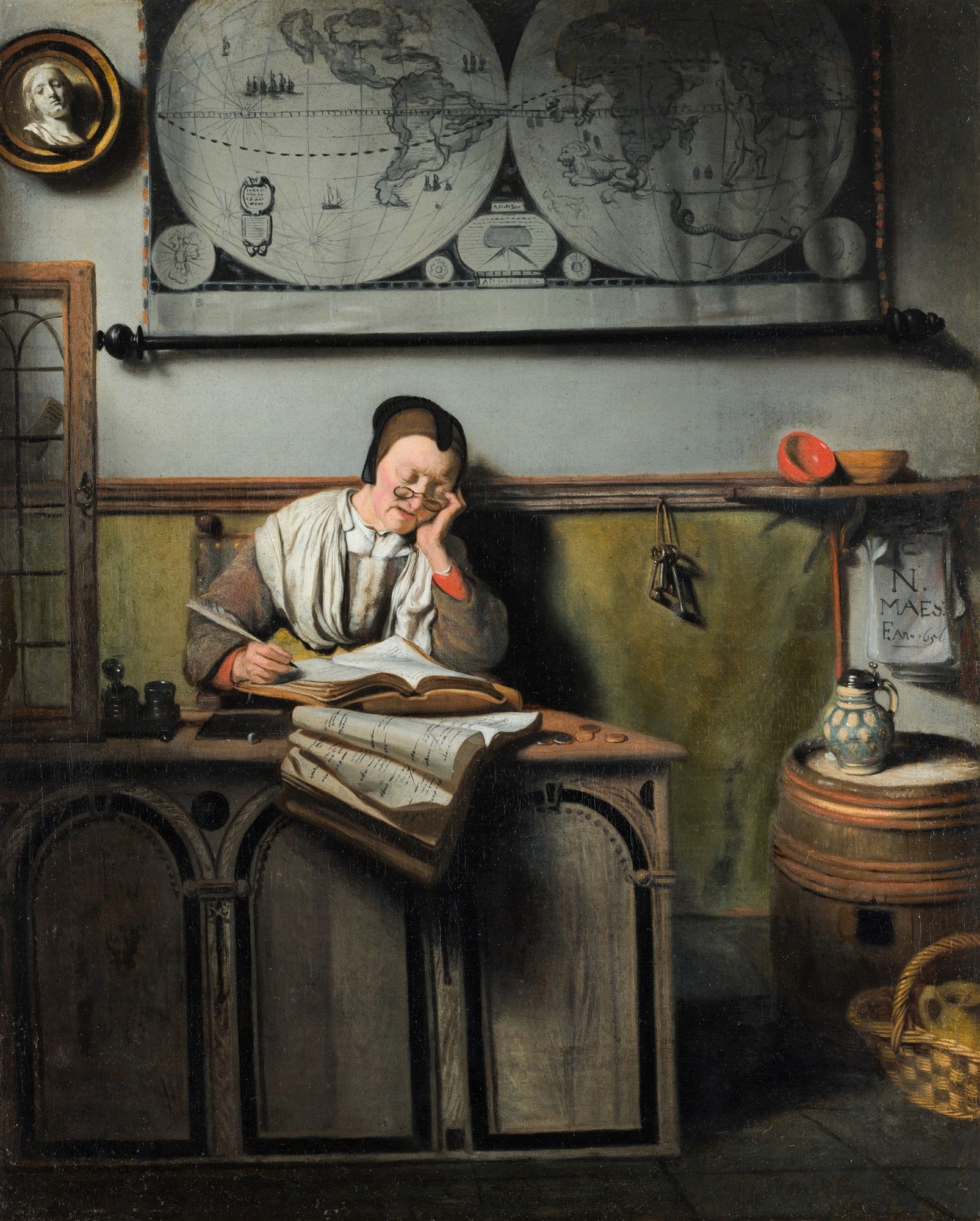 Pintura a óleo de uma mulher idosa dormindo sobre uma mesa cheia de livros e documentos, com um mapa-múndi grande ao fundo. Obra de Nicolaes Maes.