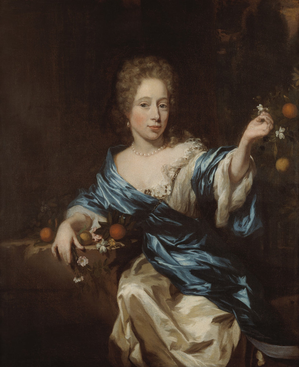 Retrato de uma senhora com laranjas de Nicolaes Maes, em tons escuros e azuis, com a figura central olhando para o espectador e segurando frutas e flores.
