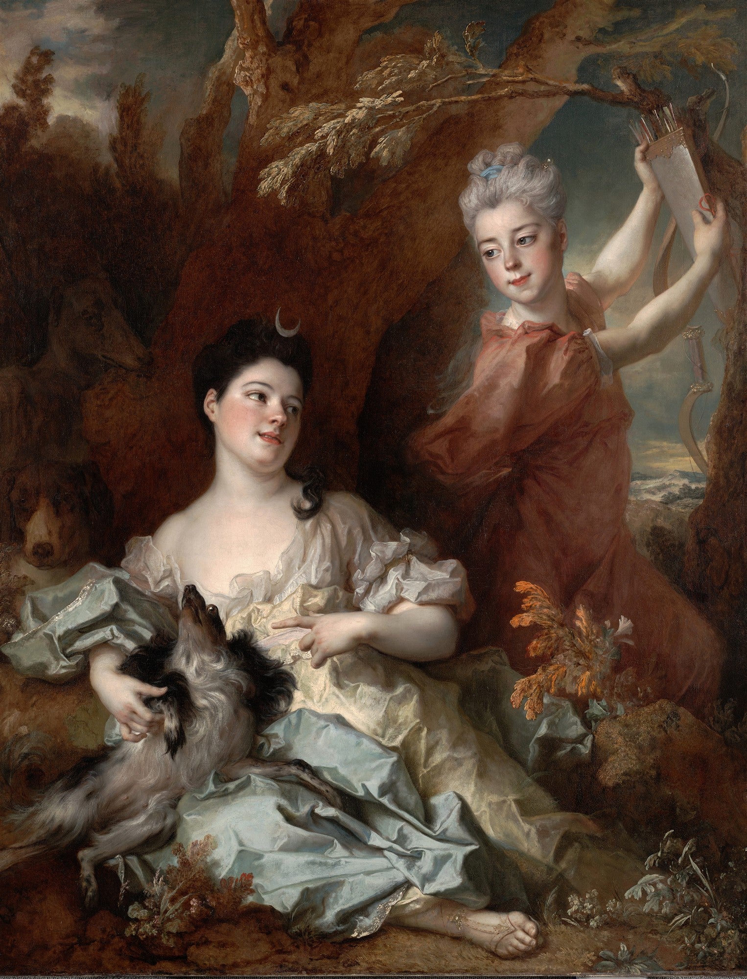 Quadro decorativo representando duas mulheres em uma cena mitológica, uma sentada vestida de azul claro e branco com um cão, a outra em pé de vermelho com arco e flechas, em um cenário de floresta escura. Atribuído a Nicolas de Largillière.