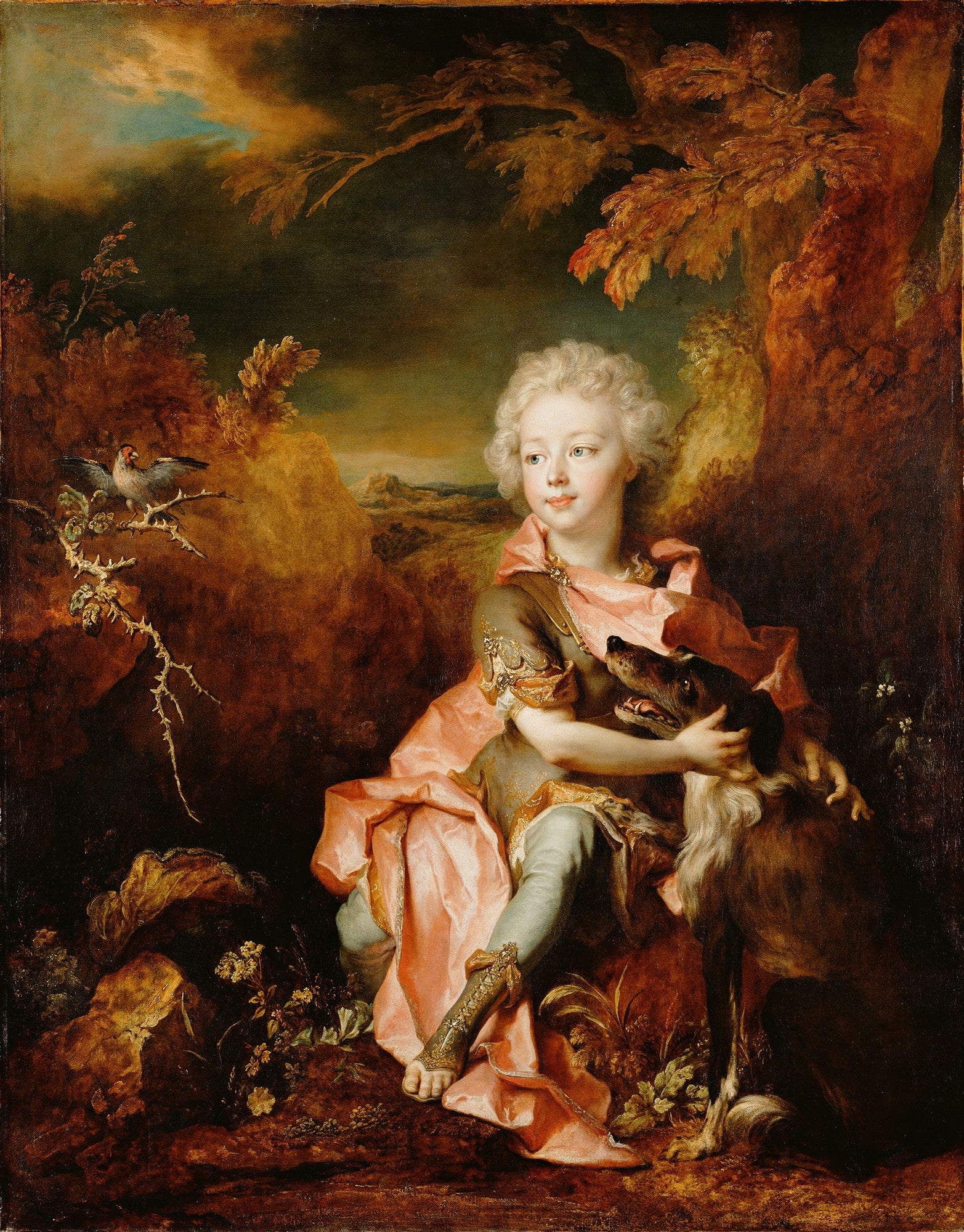 Pintura a óleo de Nicolas de Largillière retratando um menino loiro com cachos, vestido com trajes nobres em tons de rosa e azul, abraçando um cão de caça em um cenário de paisagem campestre. O céu é dramático e as árvores têm folhagem outonal. Há um pássaro em um galho à esquerda.