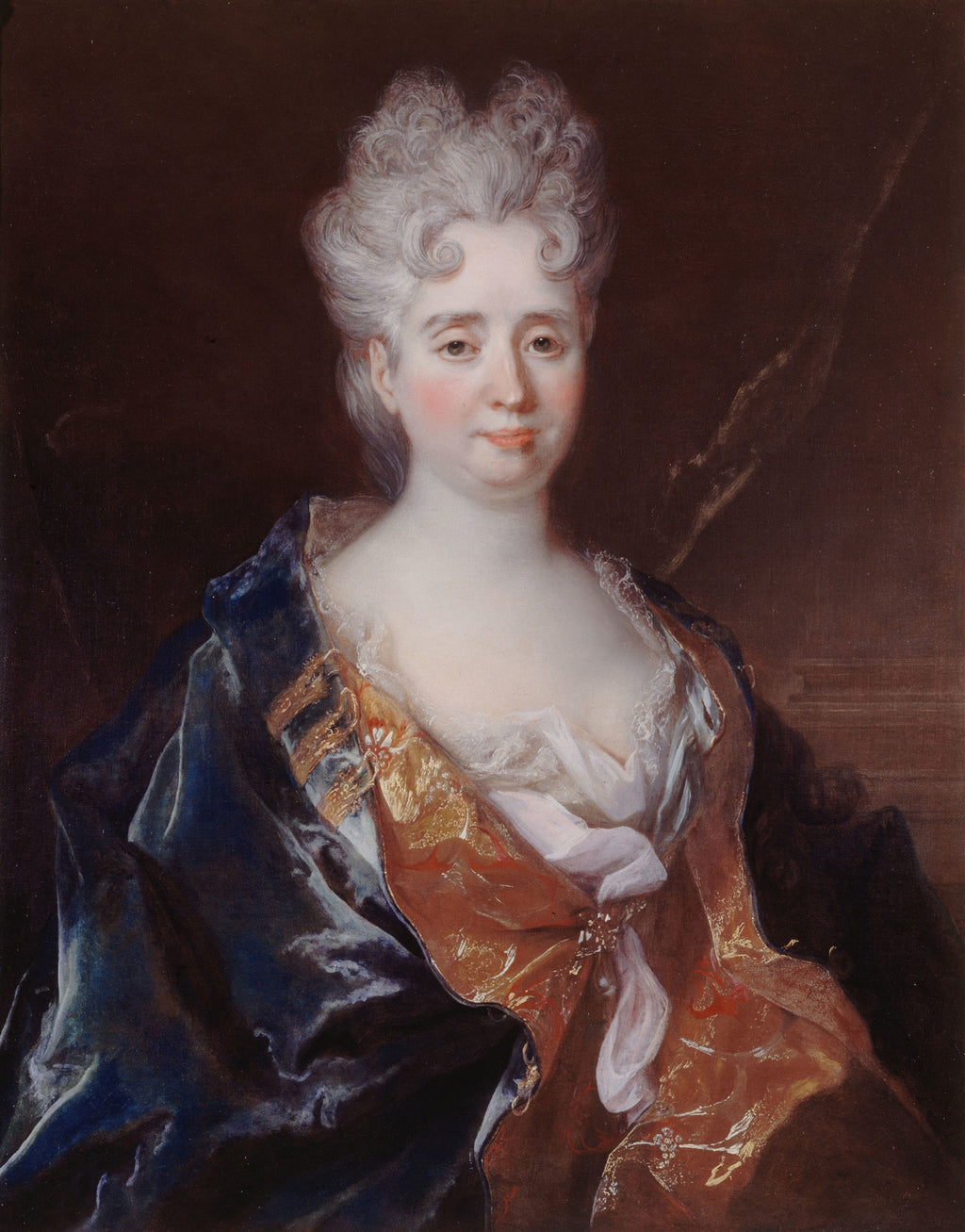 Retrato de uma senhora em vestes azuis e douradas, atribuído a Nicolas de Largillière, com cabelos brancos e cacheados, olhando diretamente para o espectador.