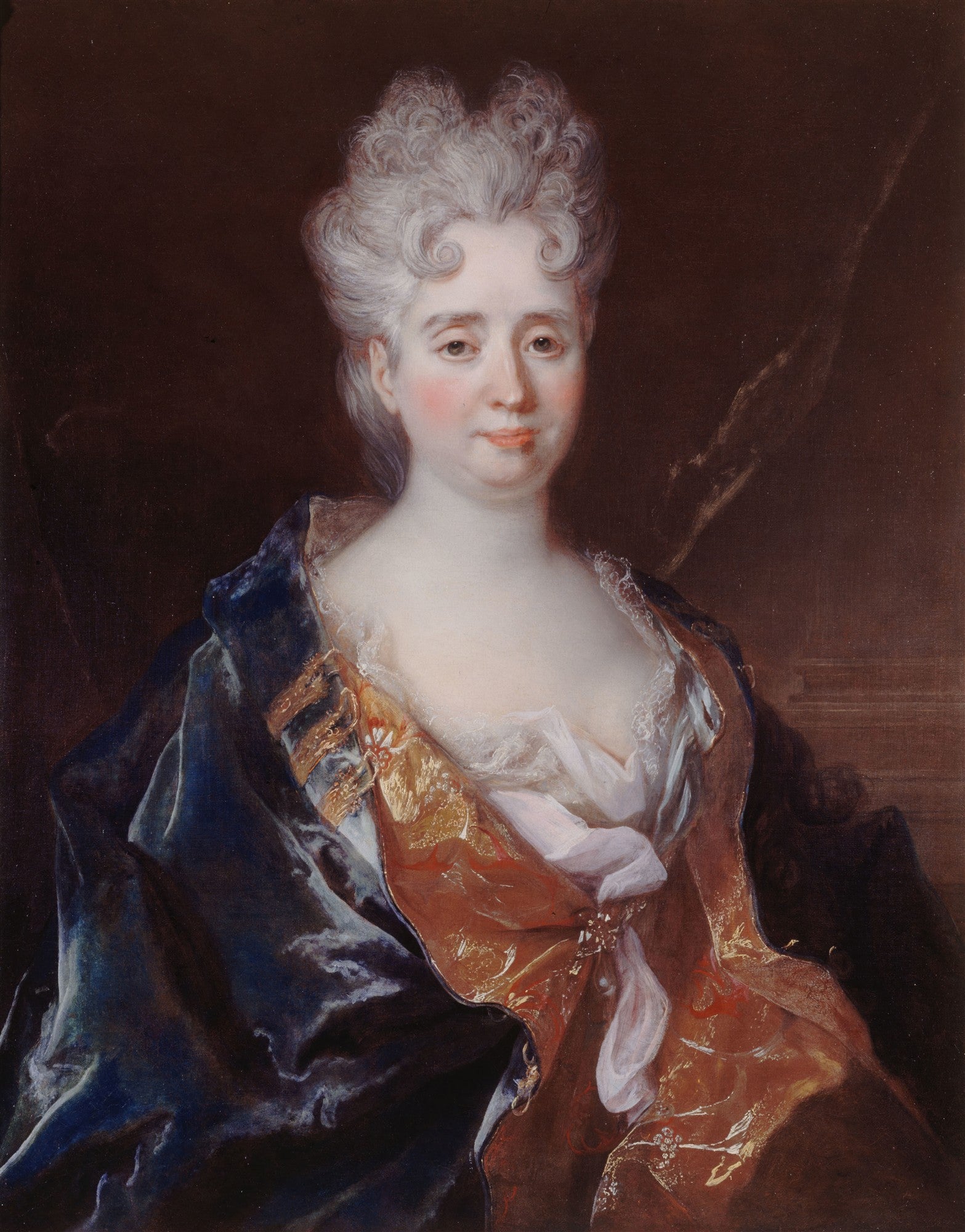 Retrato de uma senhora em vestes azuis e douradas, atribuído a Nicolas de Largillière, com cabelos brancos e cacheados, olhando diretamente para o espectador.