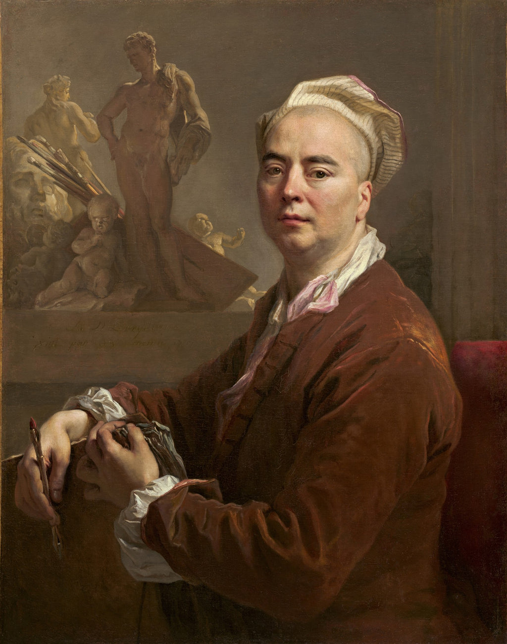 Autorretrato do pintor Nicolas de Largillière, um homem de meia-idade com touca listrada e casaco vermelho-amarronzado, olhando diretamente para o observador, com esculturas e esboços ao fundo. A imagem transmite seriedade e inteligência.