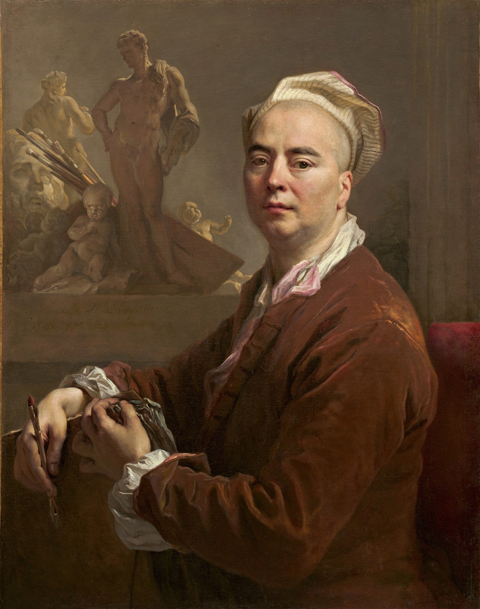 Autorretrato do pintor Nicolas de Largillière, um homem de meia-idade com touca listrada e casaco vermelho-amarronzado, olhando diretamente para o observador, com esculturas e esboços ao fundo. A imagem transmite seriedade e inteligência.