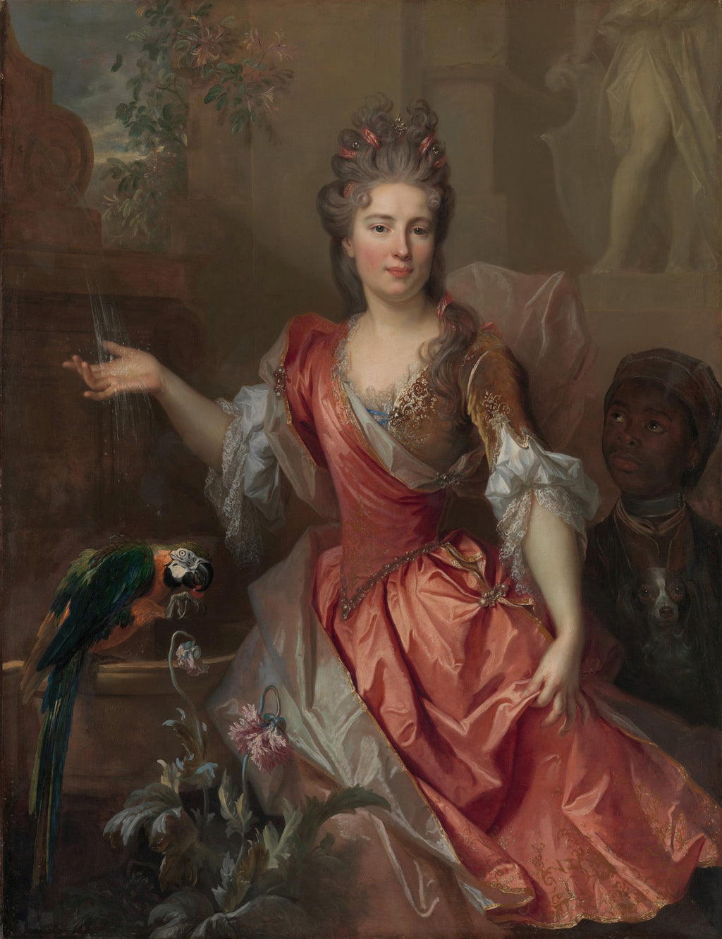 Retrato de uma senhora em vestido rosa-salmão com detalhes em renda branca, cabelo volumoso adornado, um papagaio colorido e um jovem escuro ao fundo. Obra de Nicolas de Largillière.