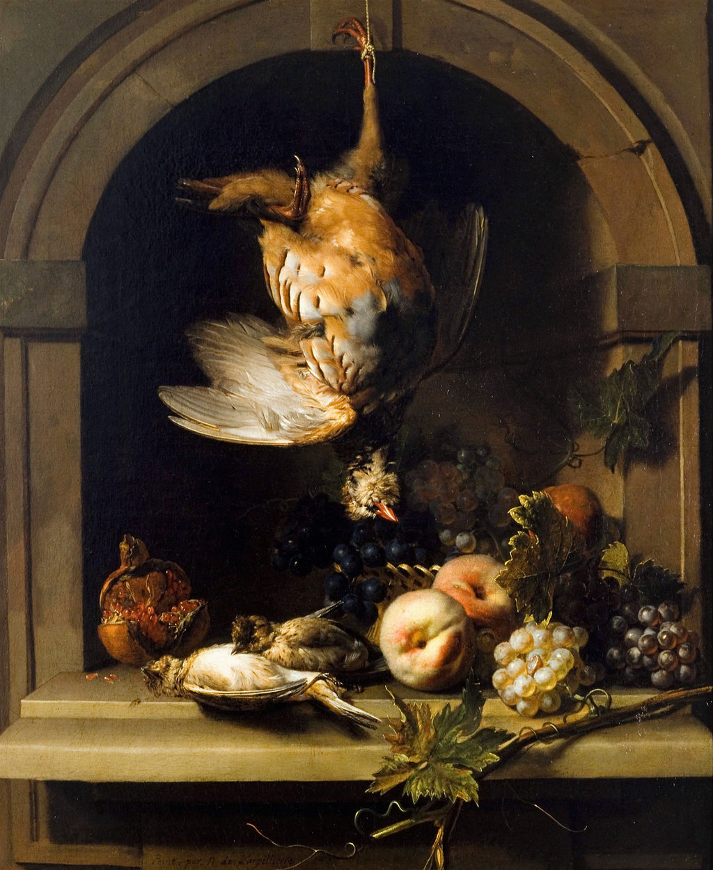 Natureza-morta barroca com aves de caça penduradas, frutas como romã, pêssegos e uvas, e pequenos pássaros mortos sobre uma cornija de pedra escura, em uma composição rica e dramática com fundo escuro e arco arquitetônico.