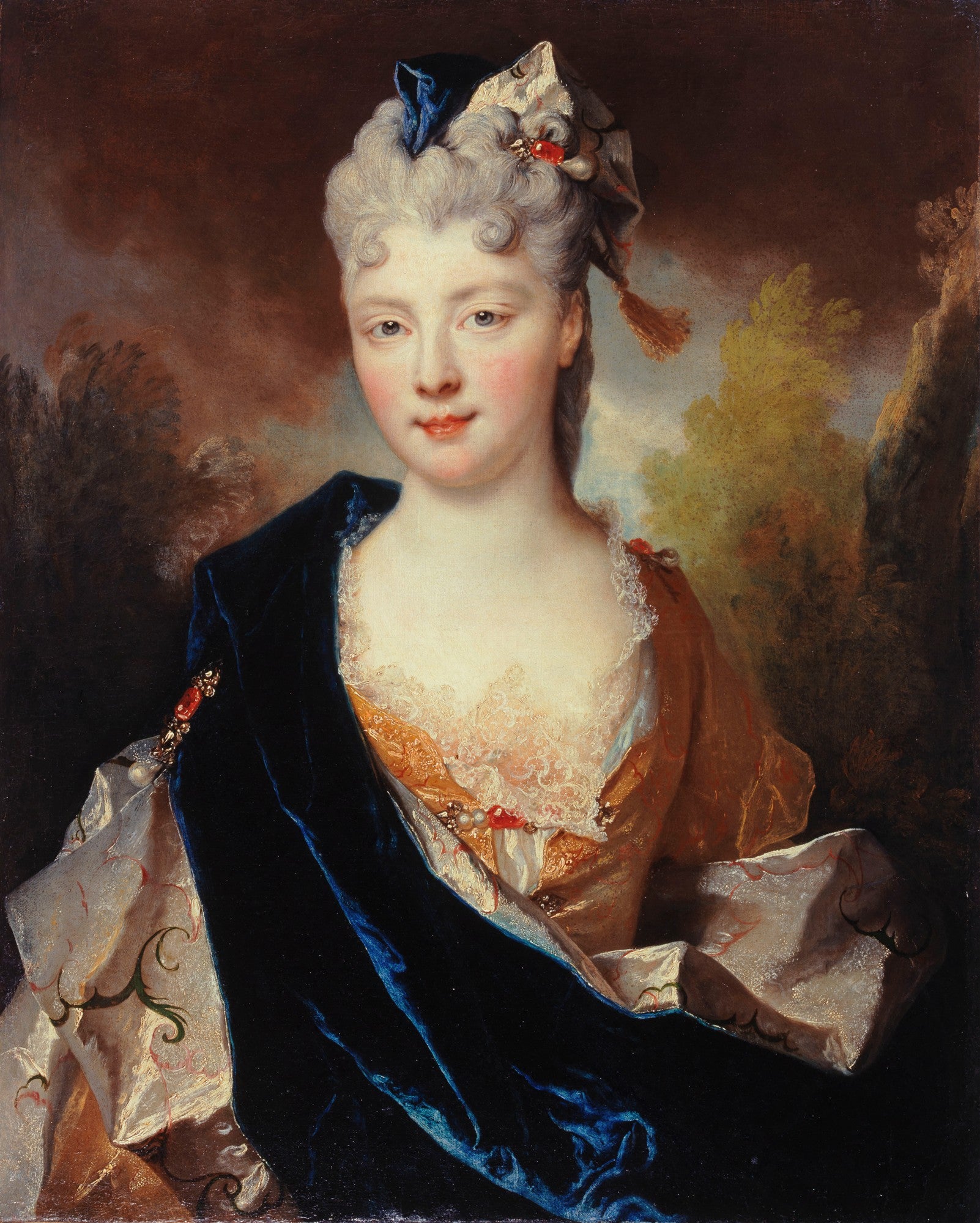 Retrato de uma dama com vestes luxuosas e cabelos empoados, atribuído a Nicolas de Largillière, em tons de azul, dourado e branco.