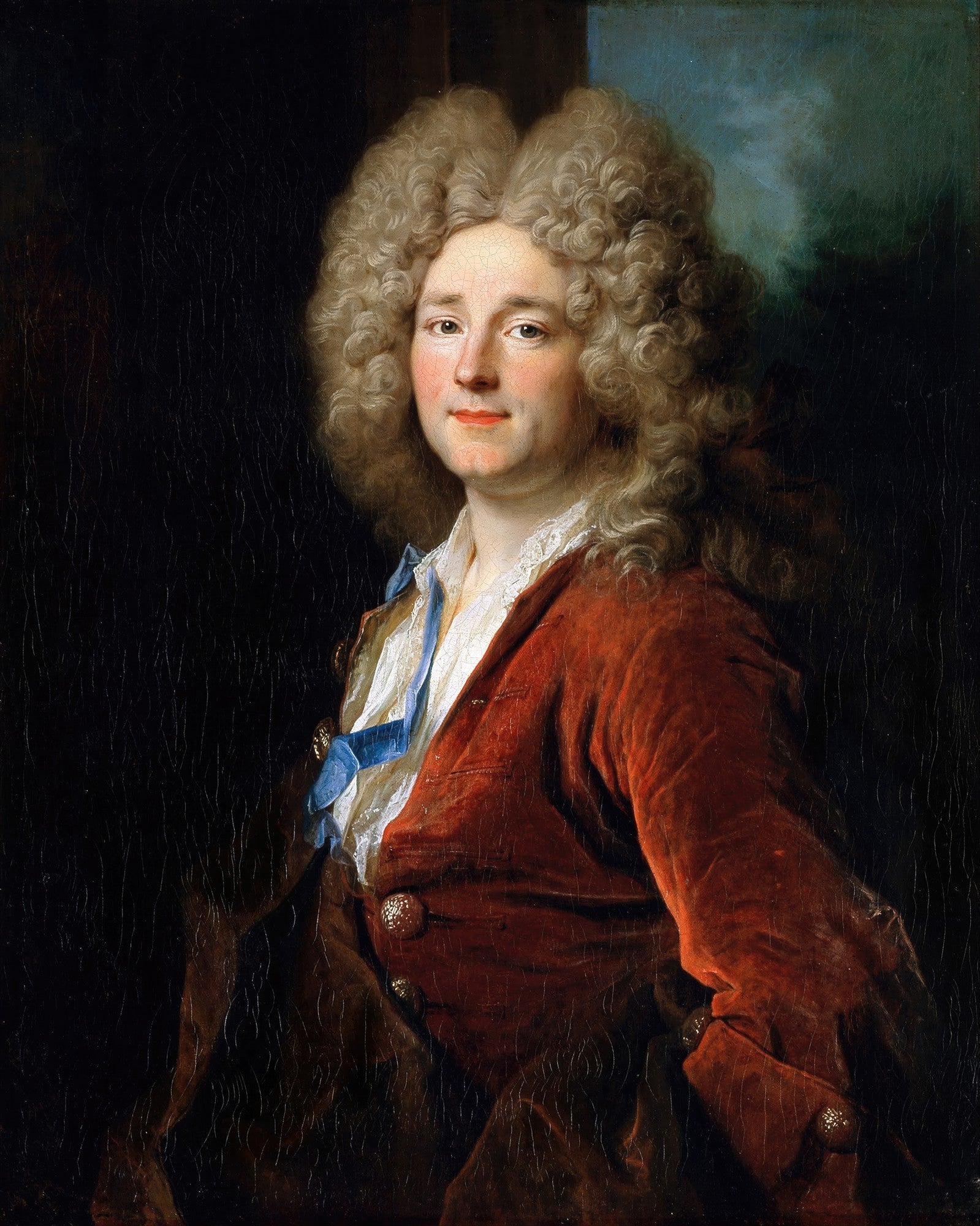 Retrato de um cavalheiro com peruca encaracolada loira e casaco vermelho, olhando para o espectador, em estilo barroco.