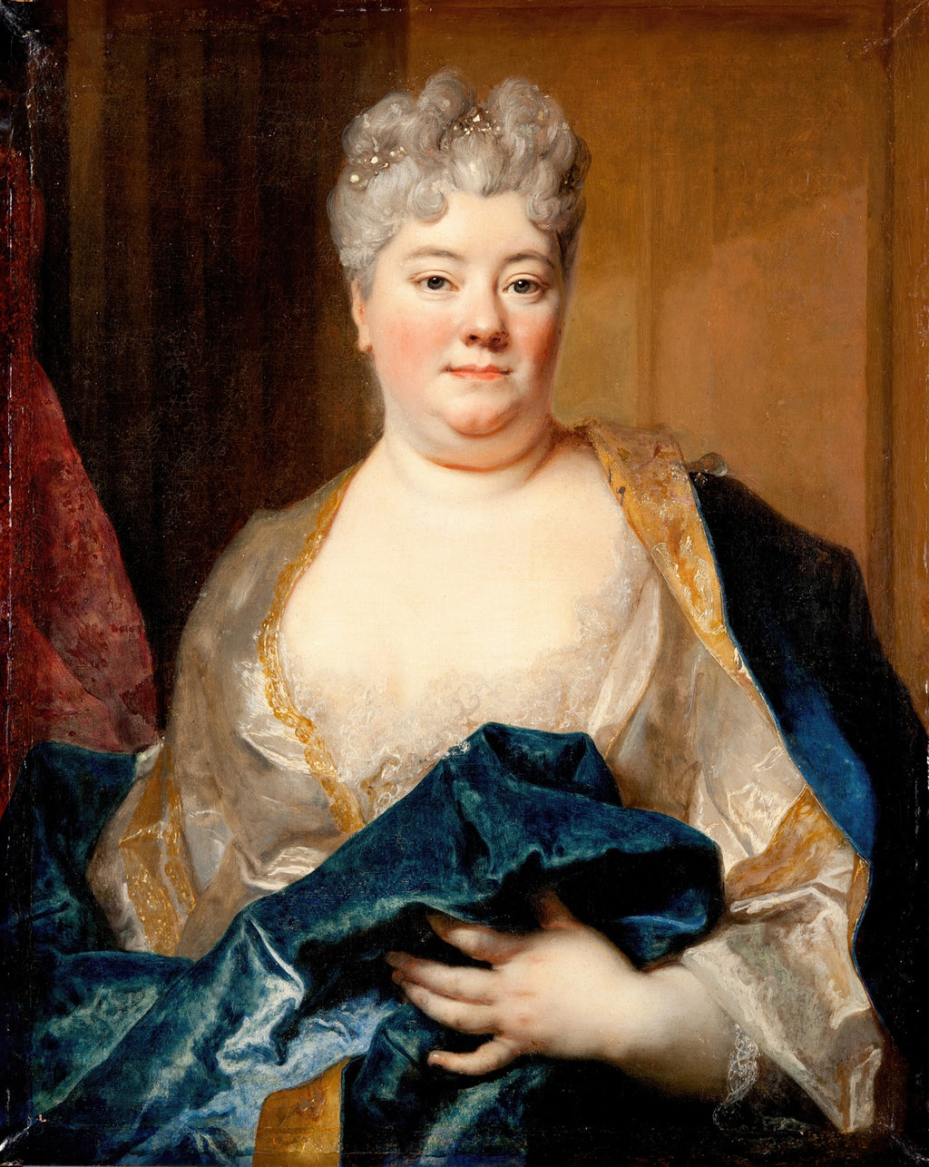 Retrato de uma mulher de meia-idade, com cabelos grisalhos e cacheados, vestindo um vestido de seda branco e um manto azul-petróleo, pintado por Nicolas de Largillière.