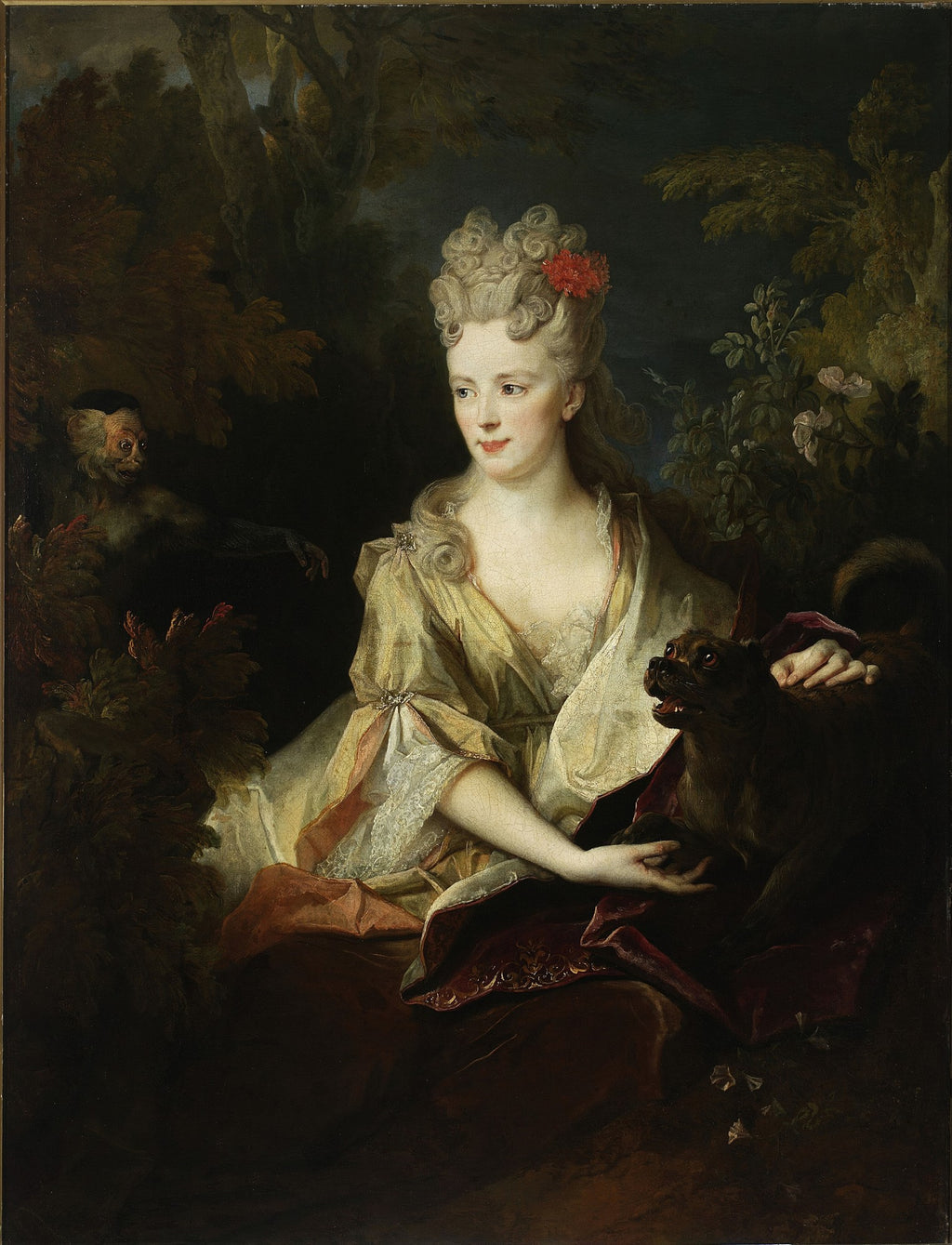Retrato de uma mulher elegante de cabelos loiros e cacheados, com um vestido de seda amarelo claro e renda branca, segurando um cachorro pug marrom. Um macaco espreita no fundo escuro e arborizado. Obra atribuída a Nicolas de Largillière.