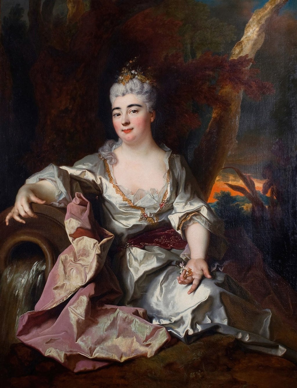 Retrato de uma dama com vestido de seda perolado e detalhes em roxo, sentada em um cenário natural com folhagens escuras e céu alaranjado ao fundo, atribuído a Nicolas de Largillière.