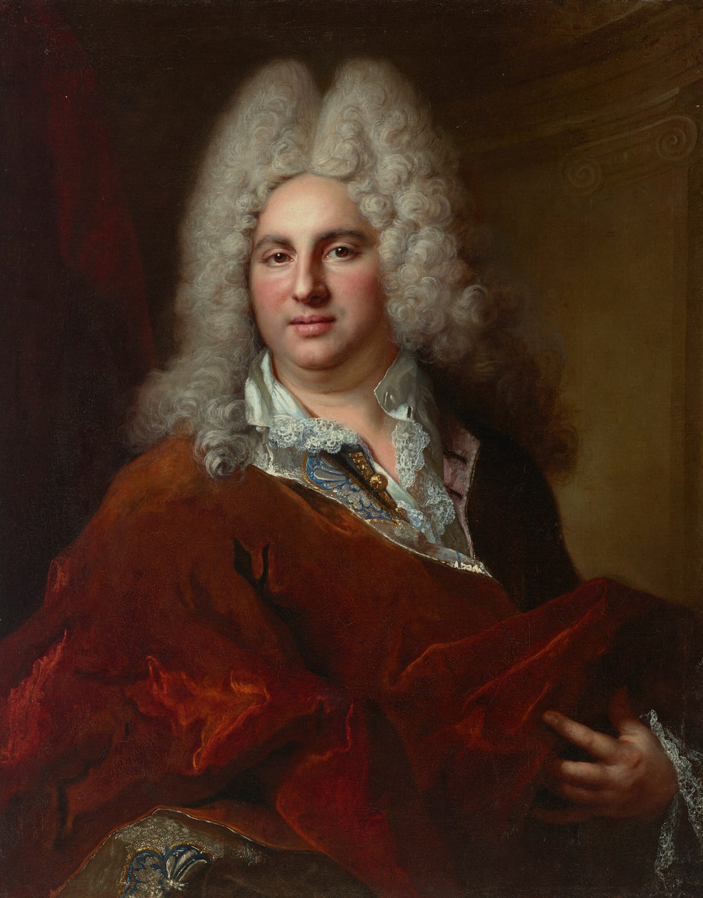 Quadro decorativo mostrando um retrato de um cavalheiro com peruca branca volumosa, vestindo casaco escuro e manto vermelho, com expressão serena, atribuído a Nicolas de Largillière.