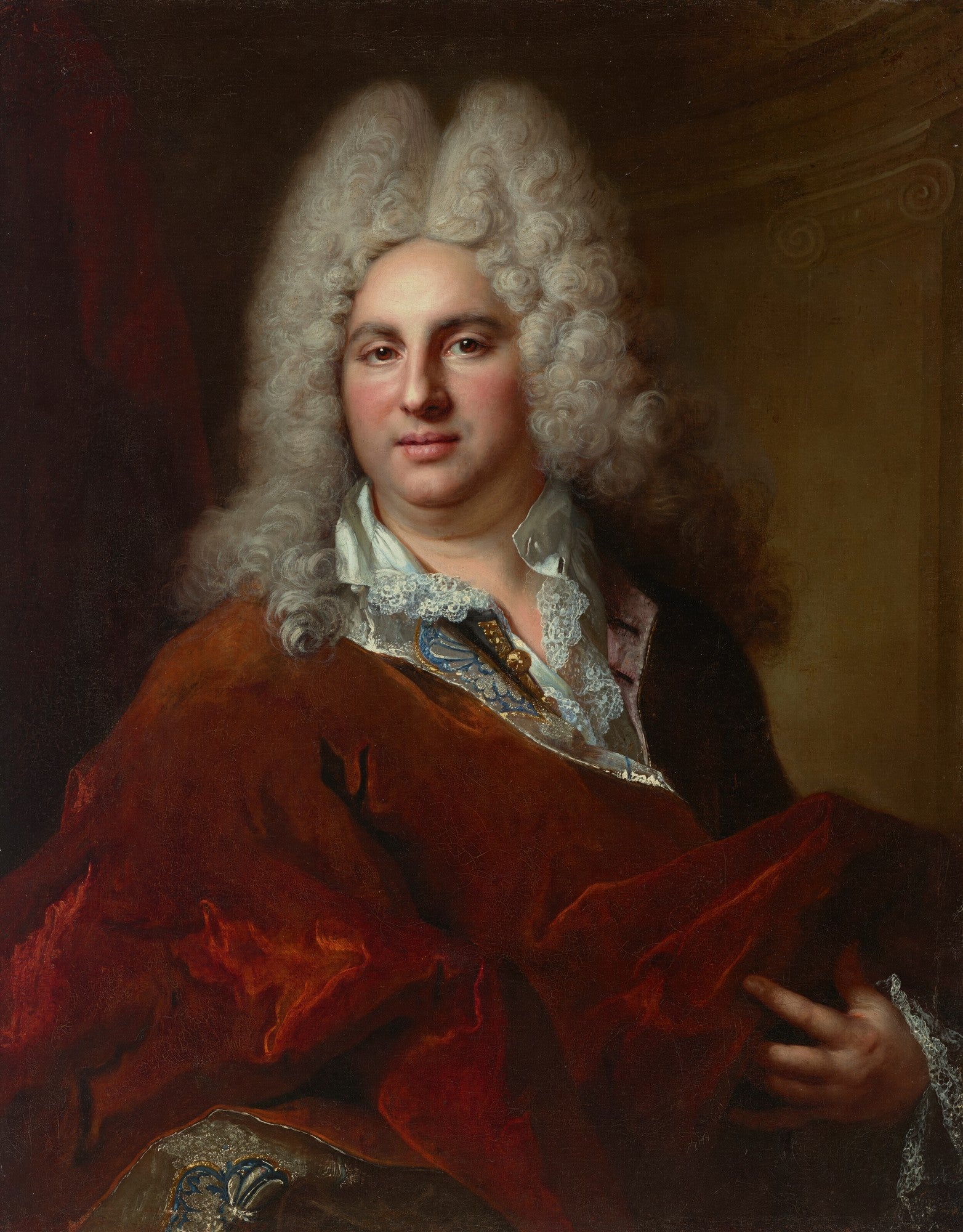 Quadro decorativo mostrando um retrato de um cavalheiro com peruca branca volumosa, vestindo casaco escuro e manto vermelho, com expressão serena, atribuído a Nicolas de Largillière.