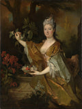 Retrato de uma dama do século XVIII, com cabelos grisalhos e cacheados, vestindo um vestido dourado e verde-água, colhendo flores em um jardim com folhagens escuras ao fundo.