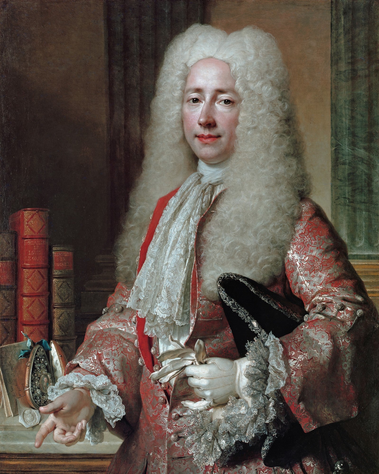 Retrato de um cavalheiro do século XVIII, com peruca branca volumosa, casaco brocado vermelho e renda branca, segurando luvas brancas. Ao fundo, livros e uma coluna.