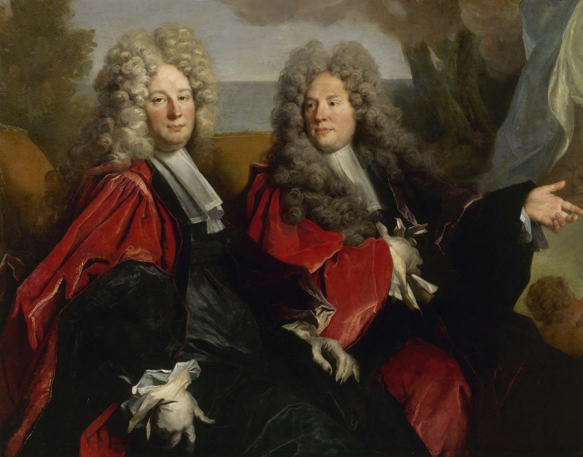 Retrato de dois cavalheiros com perucas brancas e roupas luxuosas, sentados em um sofá, atribuído a Nicolas de Largillière. Fundo com paisagem e céu.