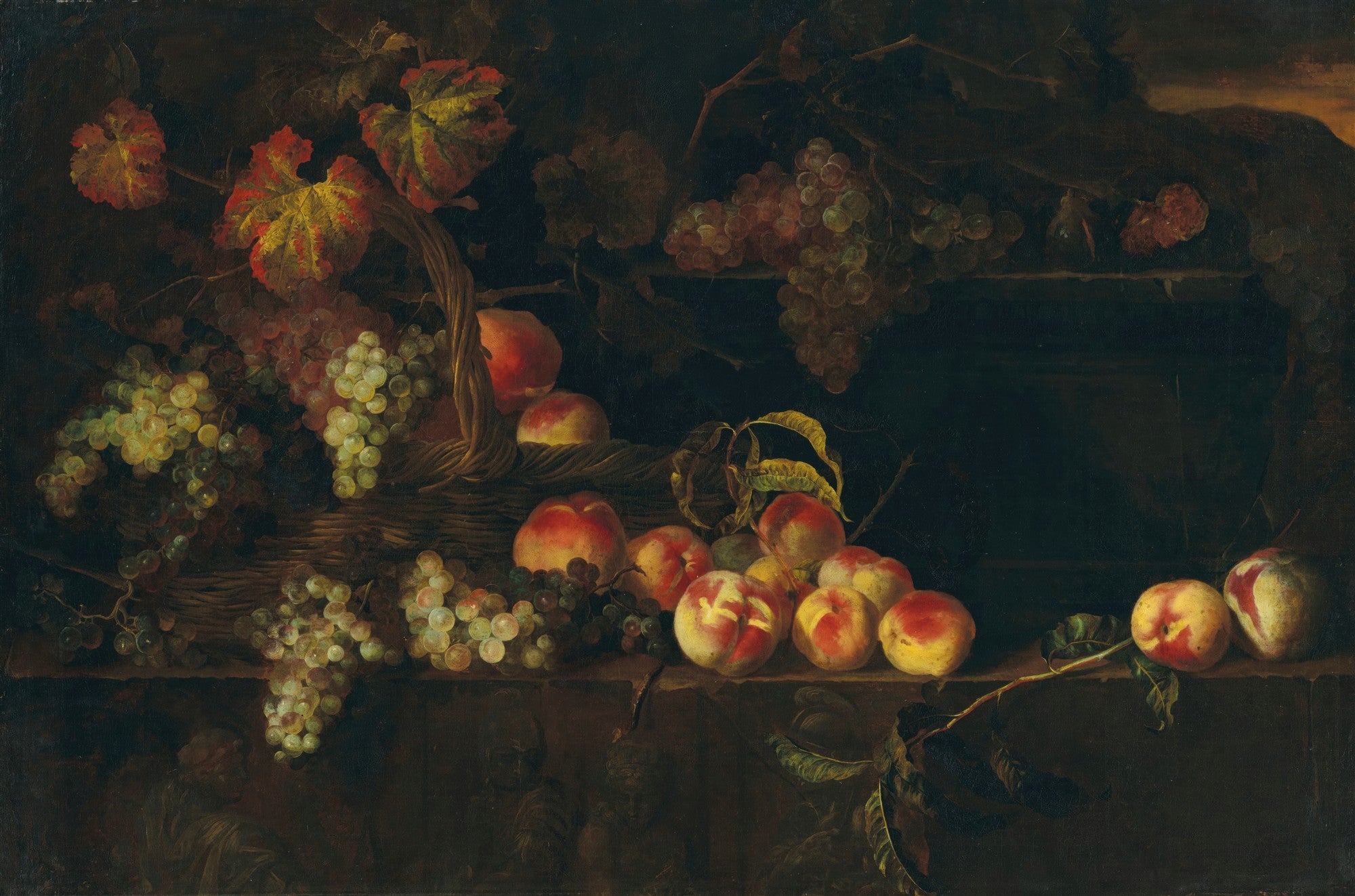 Pintura de natureza-morta com uvas verdes e roxas, pêssegos em um cesto de vime e espalhados sobre uma superfície escura. Folhas de videira em tons de vermelho e verde adicionam contraste. A cena é iluminada dramaticamente de cima, com um fundo escuro e misterioso.