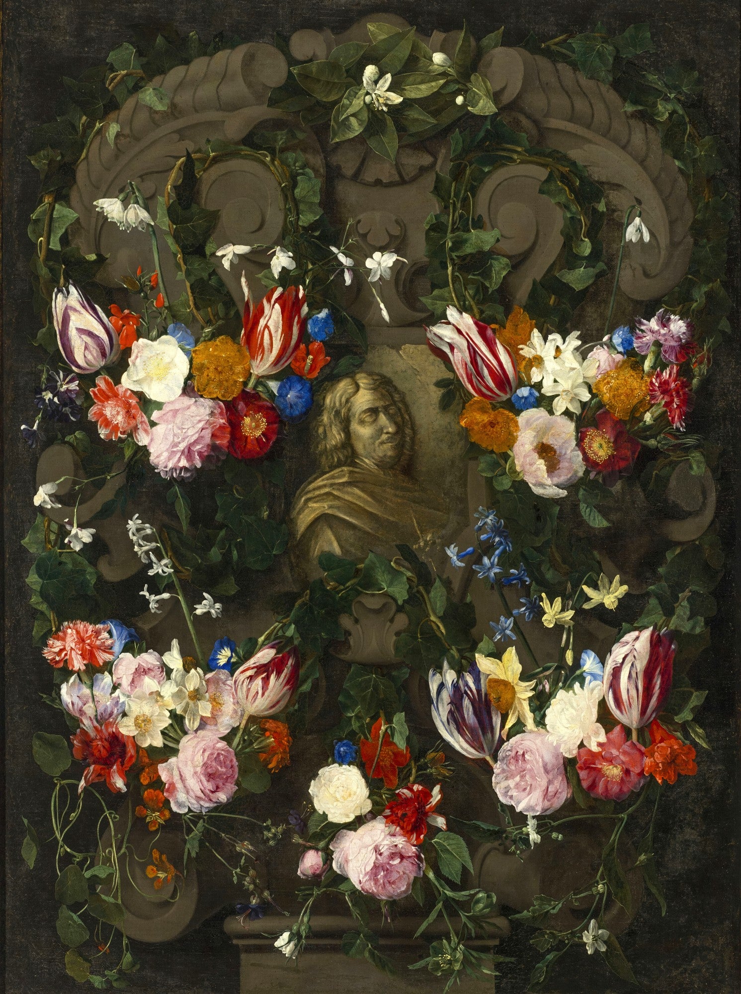 Quadro decorativo com busto de homem em pedra, com cabelos cacheados e olhar pensativo, enquadrado por uma exuberante guirlanda de flores coloridas como tulipas, rosas, narcisos e outras flores brancas e azuis, sobre um fundo escuro e detalhes de folhagens e pedras. Obra atribuída a Nicolas Poussin.
