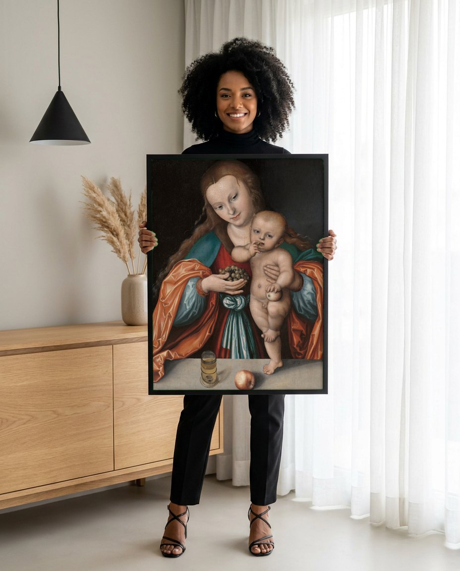 Quadro Decorativo A Virgem e o Menino com um Cacho de Uvas - Cranach | modelo apresentando o quadro emoldurado