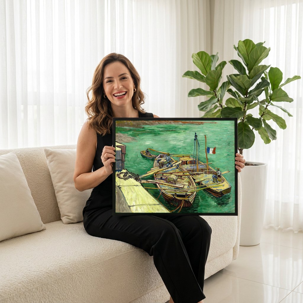 Quadro Decorativo Cais com Barcos - Van Gogh | modelo apresentando o quadro emoldurado