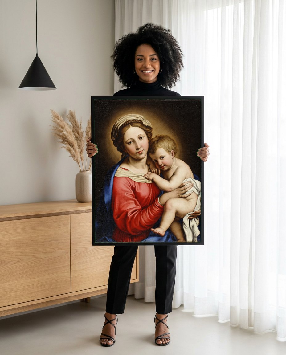 Quadro Decorativo Madonna e Menino - Sassoferrato | modelo apresentando o quadro emoldurado