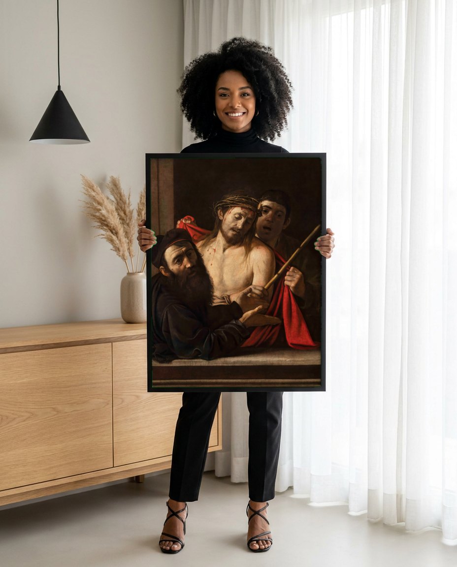 Quadro Decorativo Ecce Homo - Caravaggio | modelo apresentando o quadro emoldurado