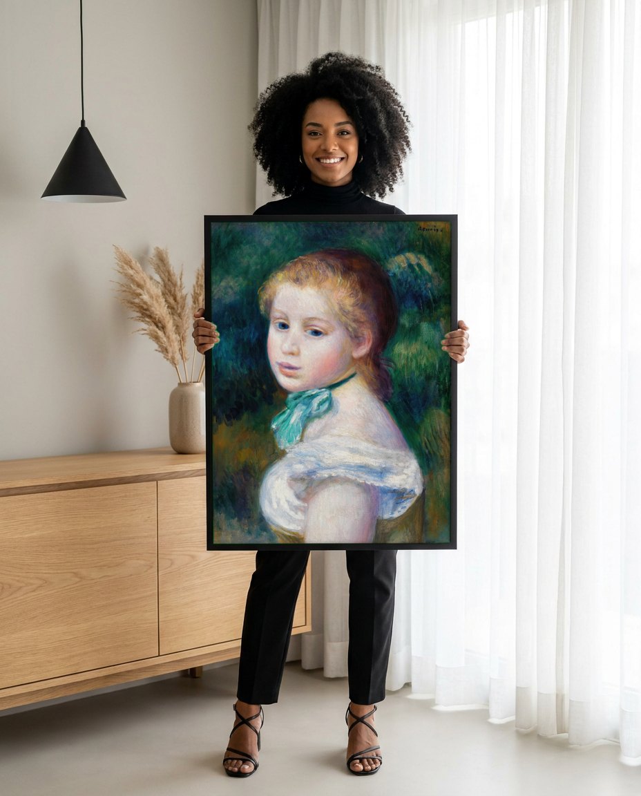 Quadro Decorativo Retrato de Menina - Renoir | modelo apresentando o quadro emoldurado