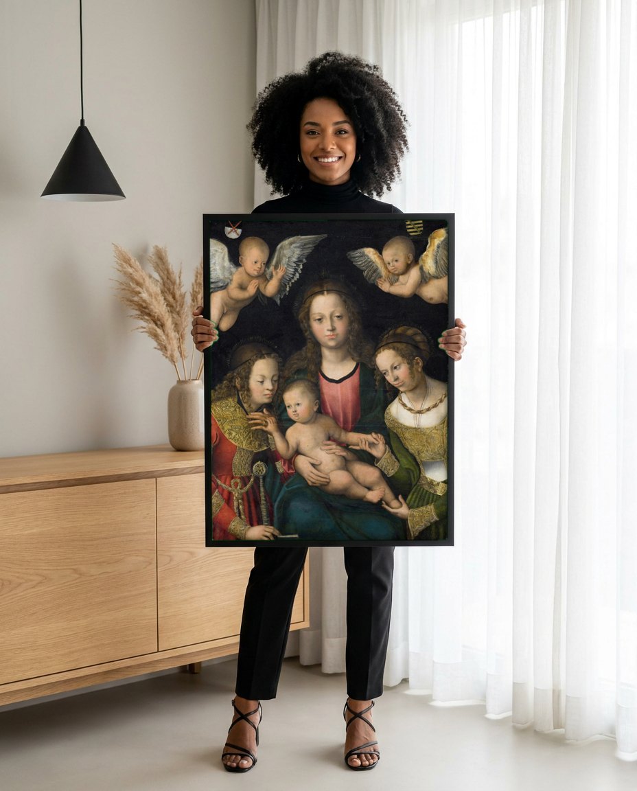 Quadro Decorativo A Virgem e o Menino com Santas - Cranach | modelo apresentando o quadro emoldurado