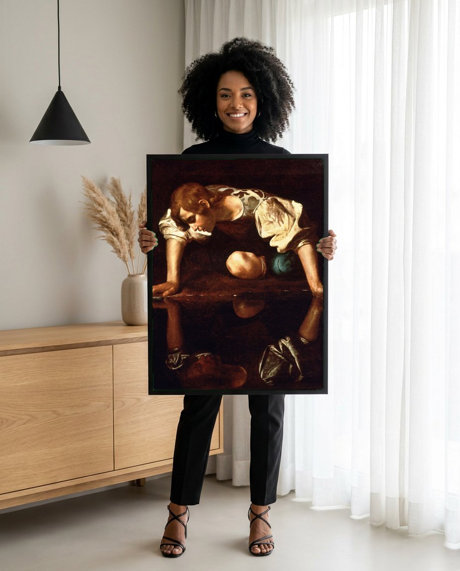Quadro Decorativo Narciso - Caravaggio | modelo apresentando o quadro emoldurado