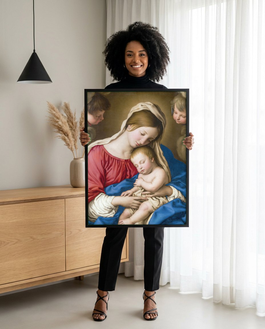 Quadro Decorativo A Virgem e o Menino com Anjos - Sassoferrato | modelo apresentando o quadro emoldurado