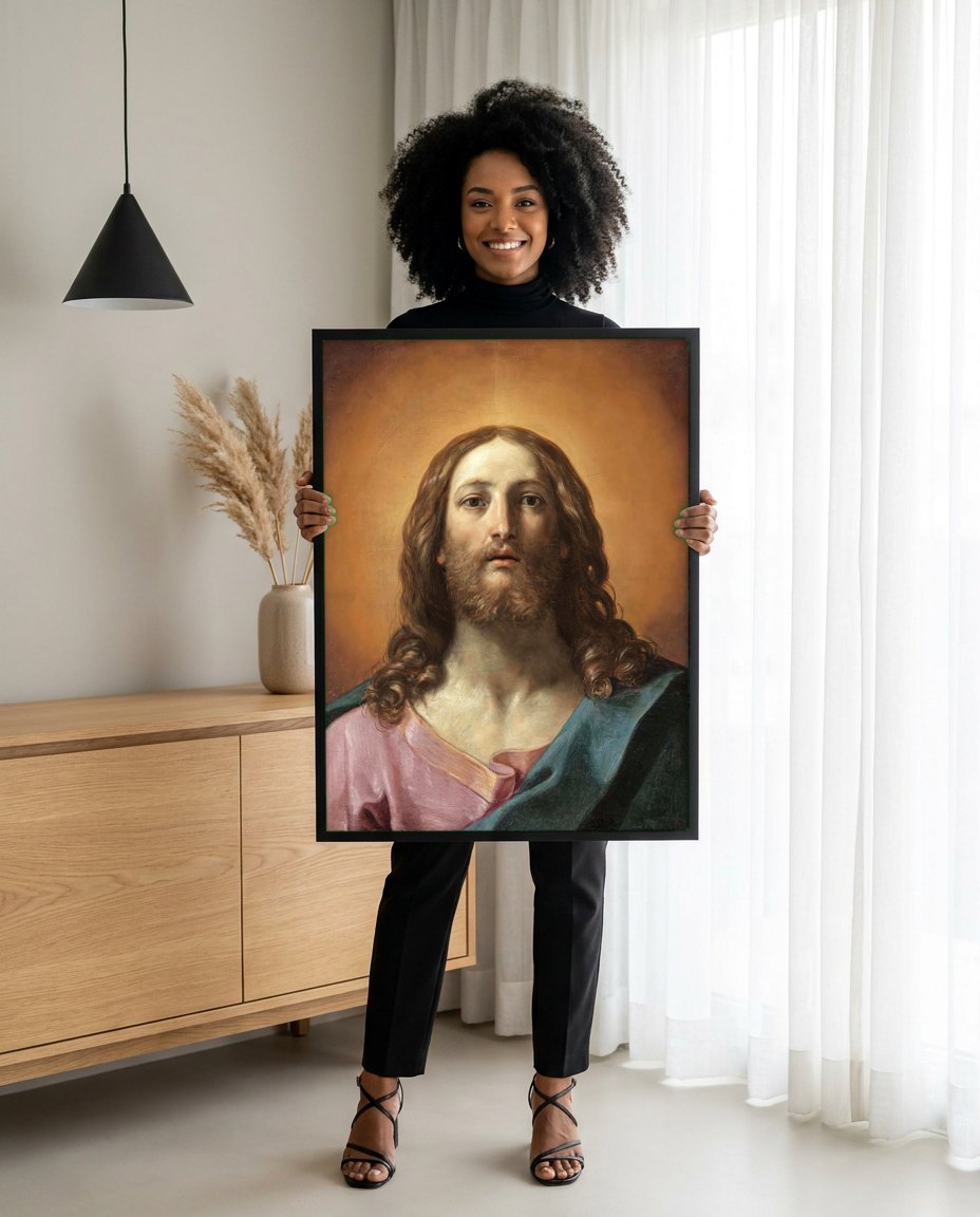 Quadro Decorativo Cristo Redentor - Guido Reni | modelo apresentando o quadro emoldurado