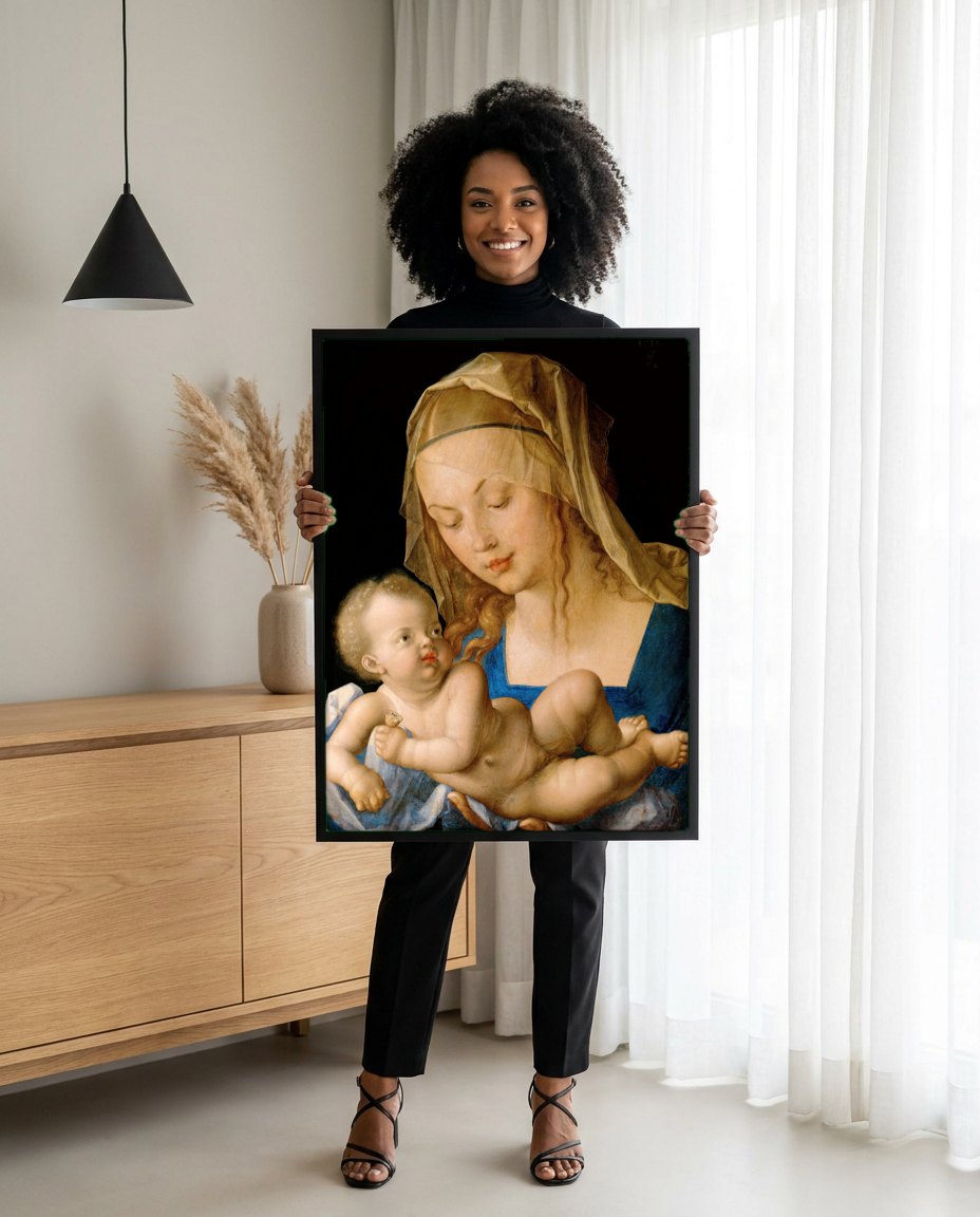 Quadro Decorativo A Virgem e o Menino com a Pera - Dürer | modelo apresentando o quadro emoldurado