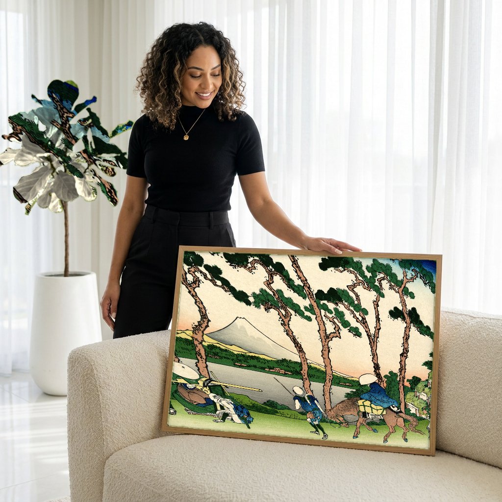 Quadro Decorativo A Estrada de Tokaido em Ejiri - Hokusai com modelo em ambiente