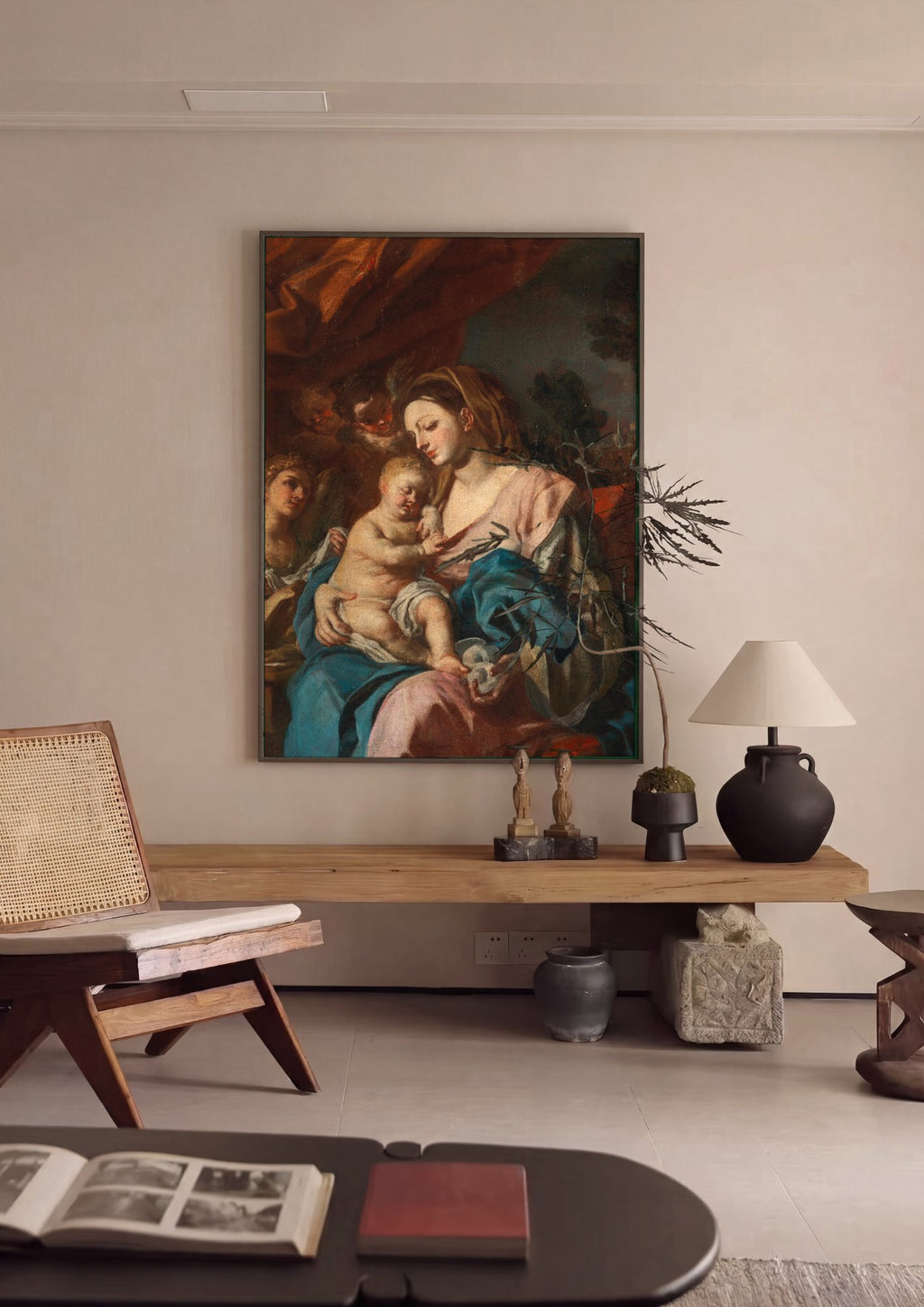 Quadro Decorativo Madona com o Menino e Anjos - Solimena em ambiente decorado